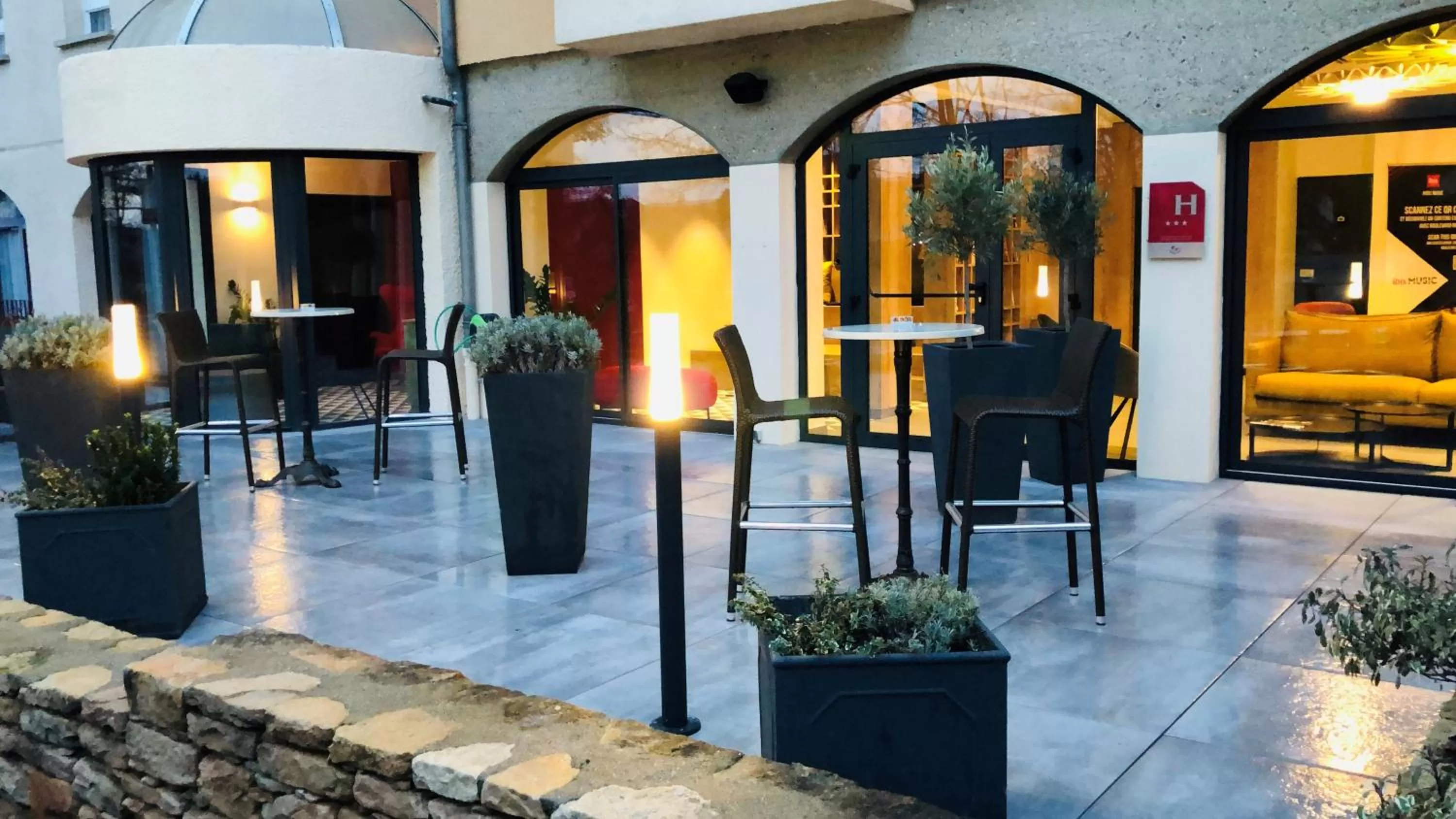 Patio in ibis Beaune Centre