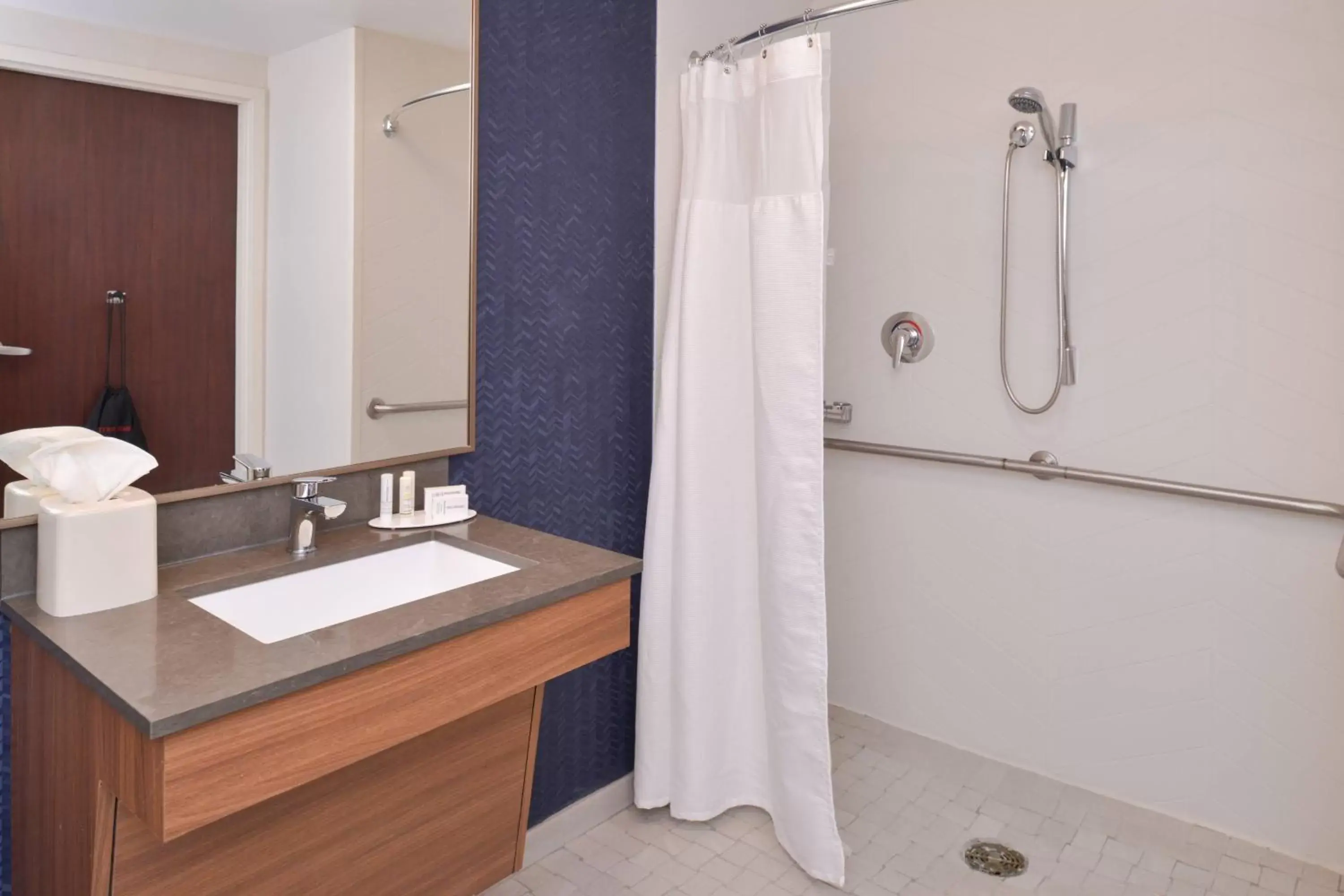 Bathroom in Fairfield Inn & Suites by Marriott Pittsburgh New Stanton