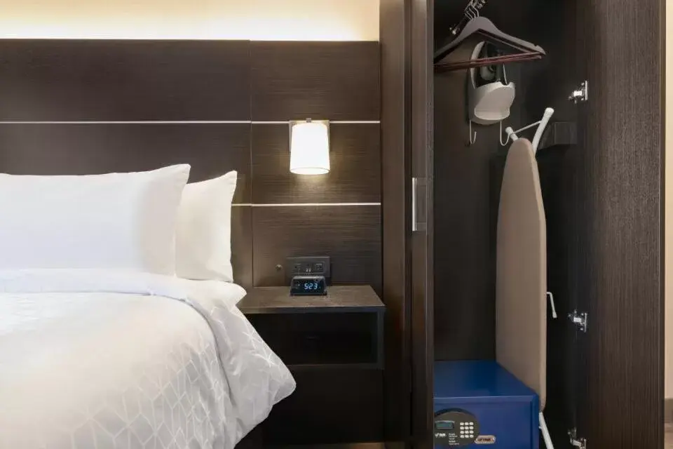 Bed in Holiday Inn Express - Jamaica - JFK AirTrain - NYC, an IHG Hotel