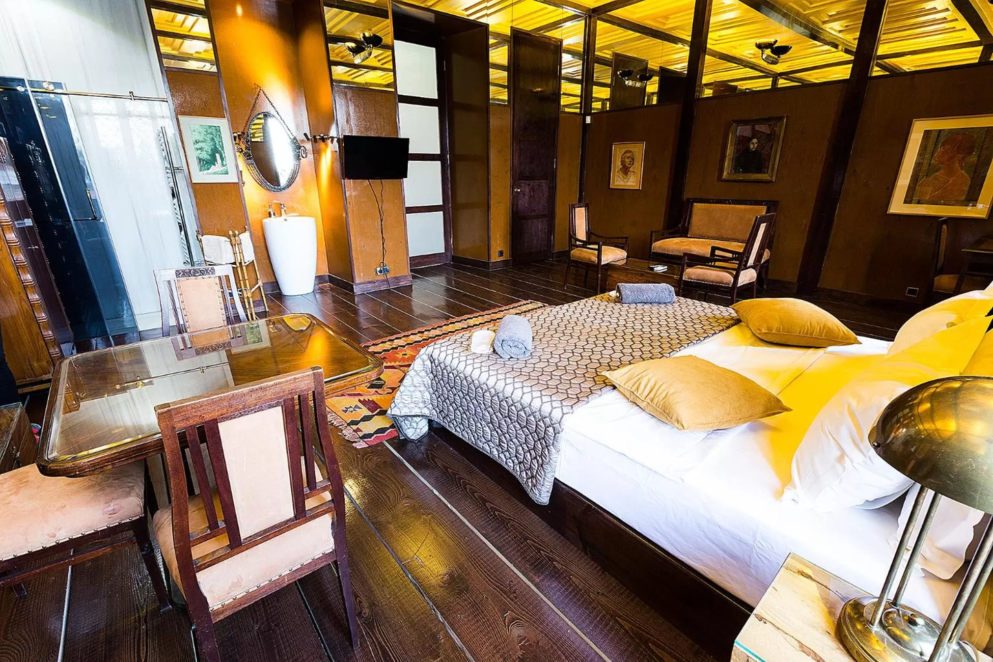 Toilet, Bed in Castle in Old Town