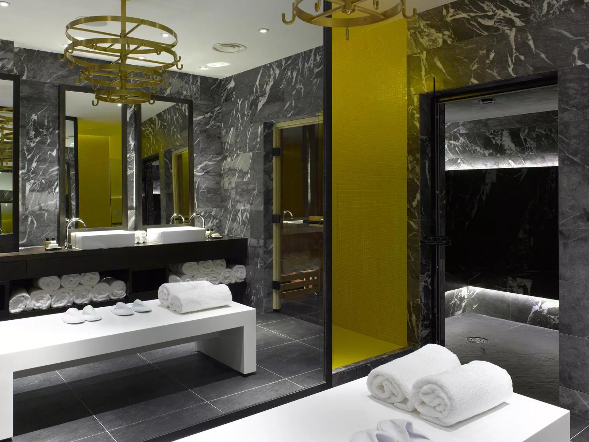 Bathroom, Bed in South Place Hotel