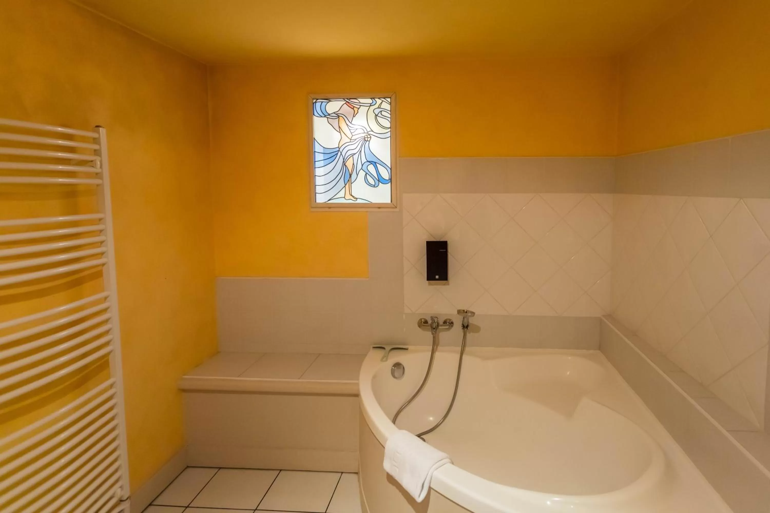 Bathroom in CÔTE GARONNE le BALCON DES DAMES -hôtel et restaurant- Tonneins Fauillet Marmande - vue panoramique bord de Garonne chambres climatisées