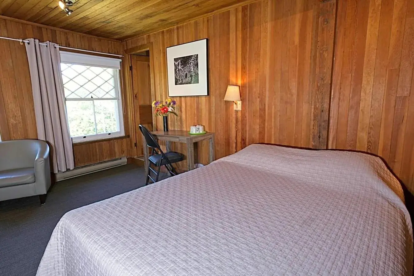 Seating area, Bed in Auberge Les Sources