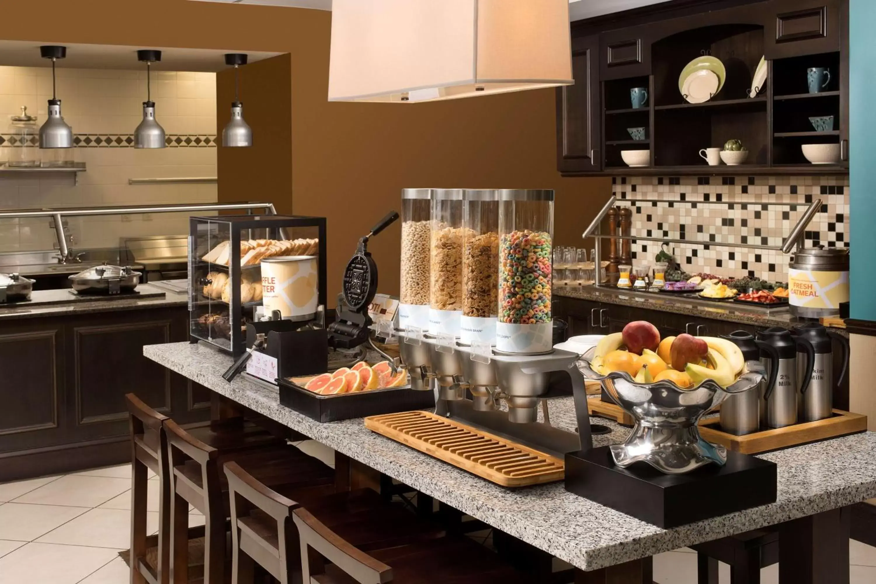 Dining area, Kitchen/Kitchenette in Hilton Garden Inn Winston-Salem/Hanes Mall