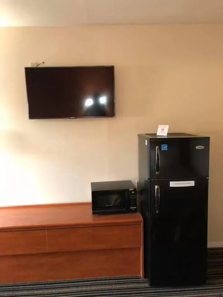 TV/Entertainment Center in Scottish Inn and Suites Perry
