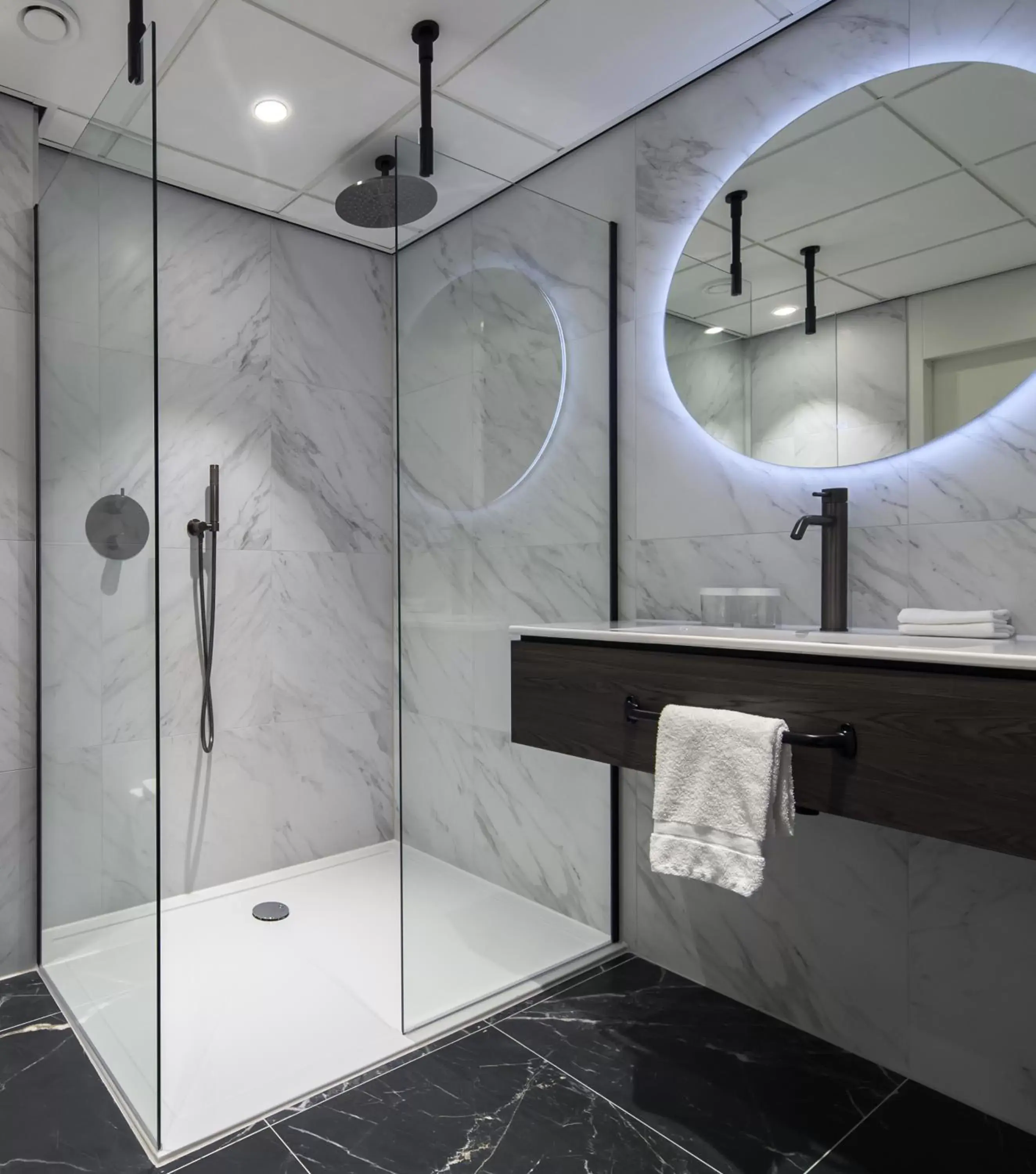 Shower, Bathroom in Bilderberg Hotel De Keizerskroon