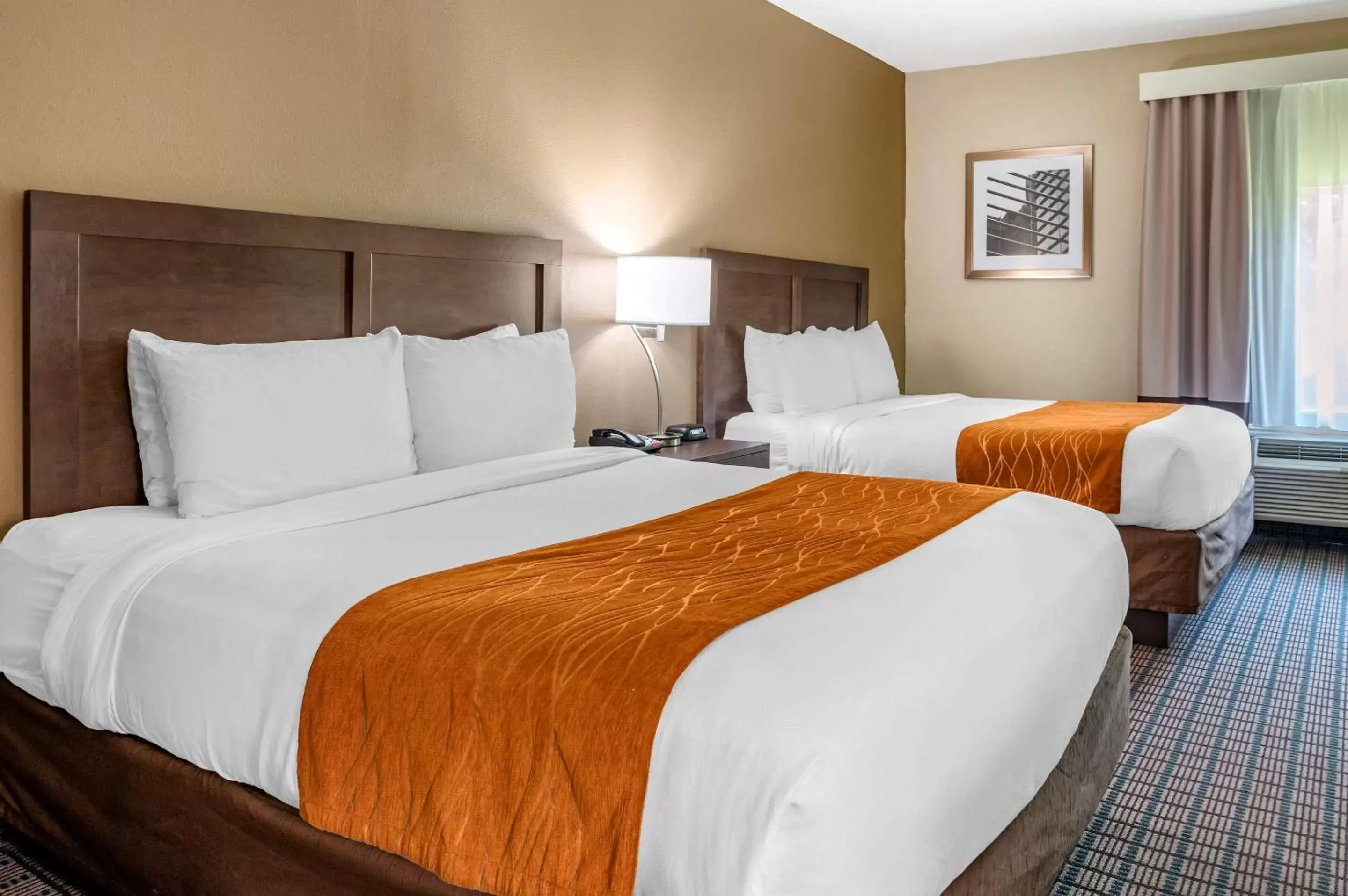 Photo of the whole room, Bed in Comfort Inn & Suites