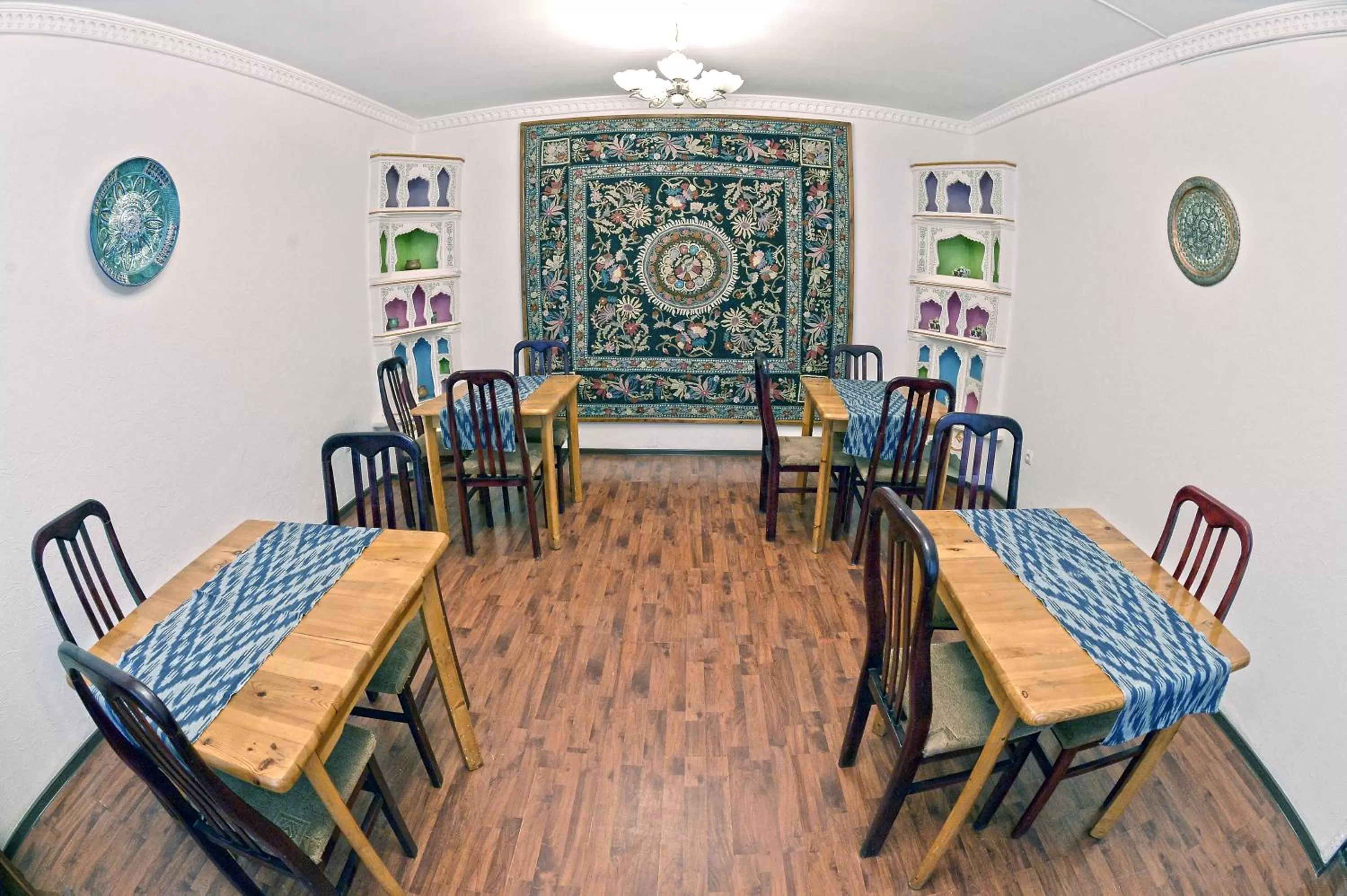 Restaurant/places to eat in Minzifa Inn