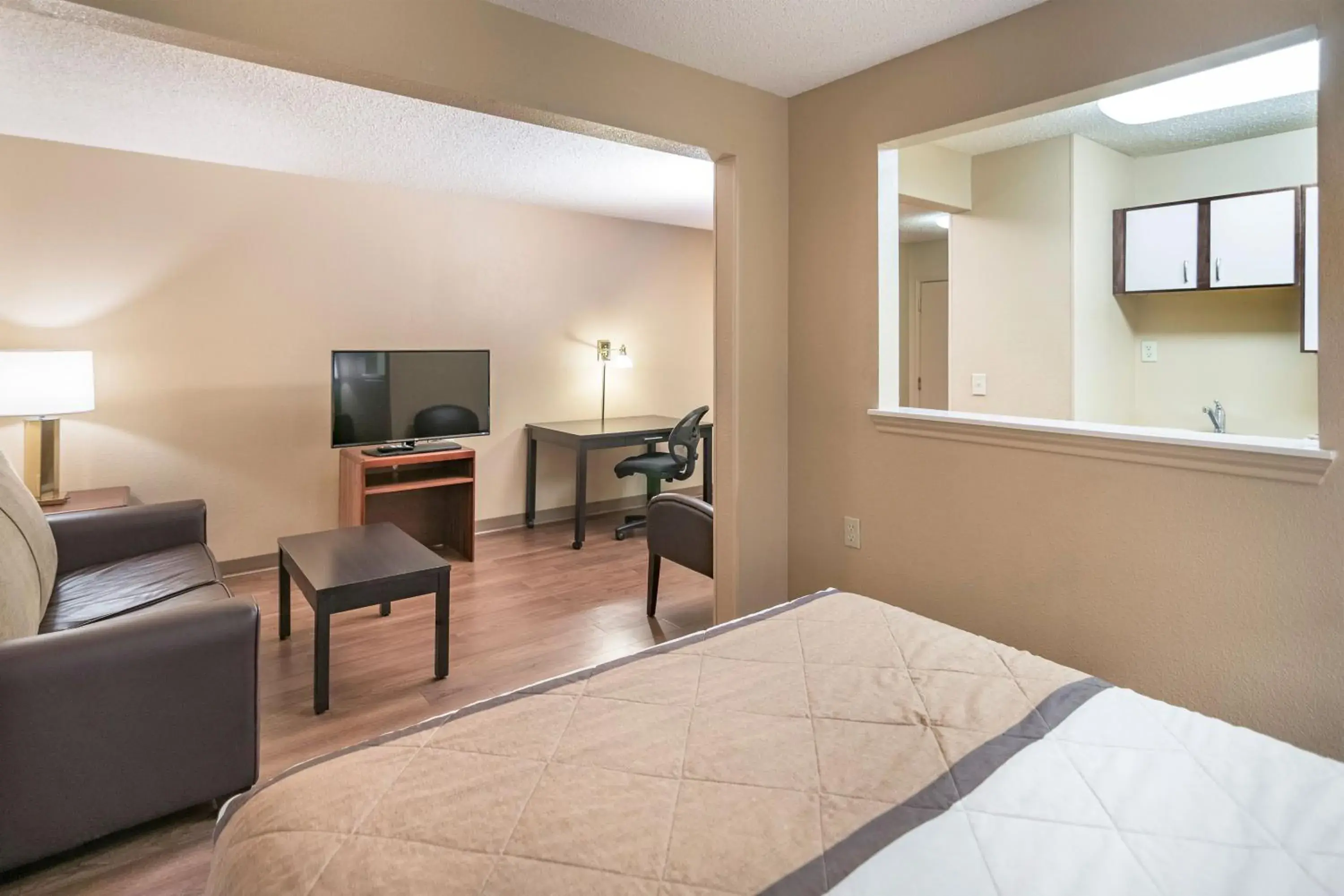 Bed, TV/Entertainment Center in Extended Stay America Suites - Houston - Northwest - Hwy 290 - Hollister