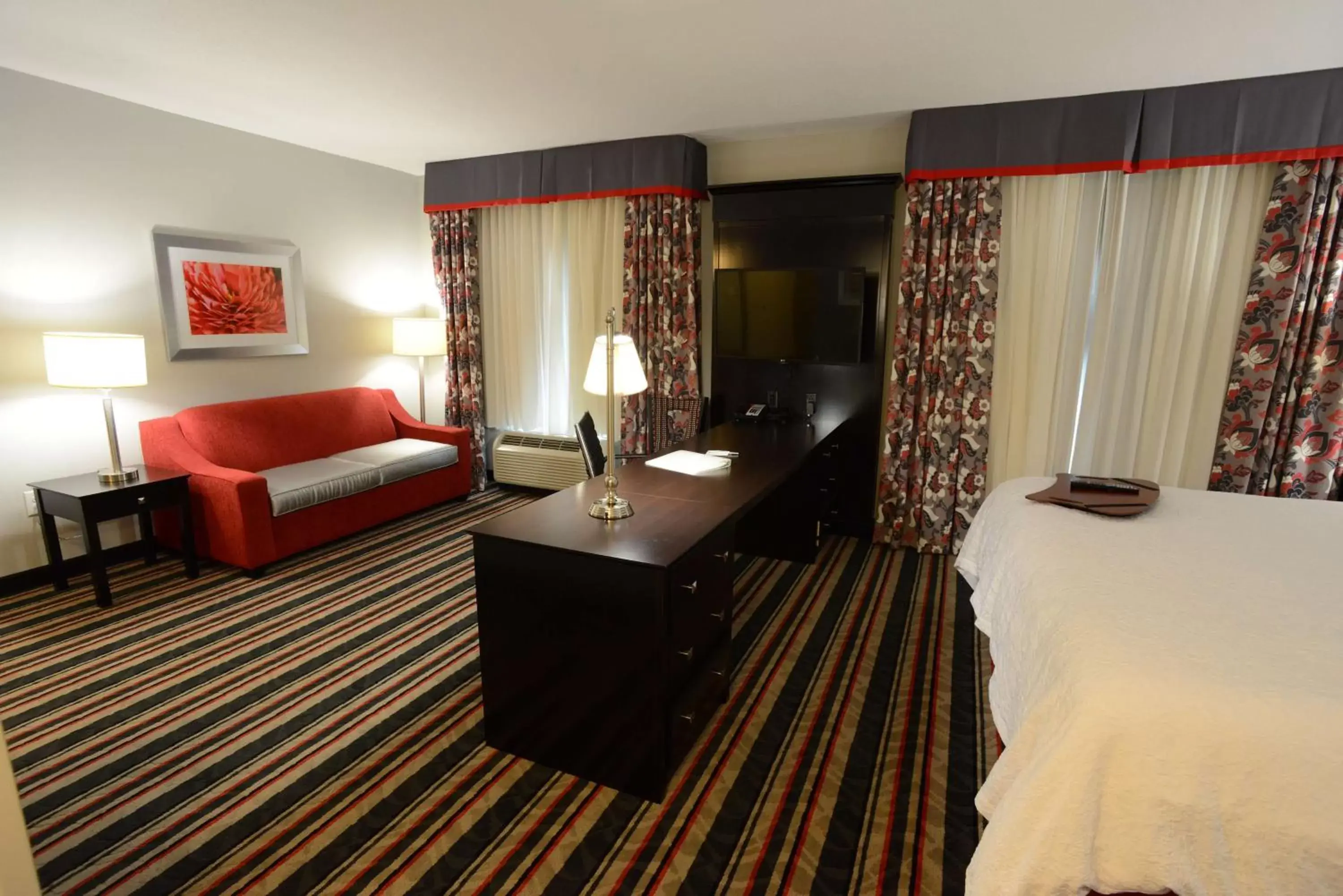 Bed, Seating Area in Hampton Inn & Suites Albany at Albany Mall