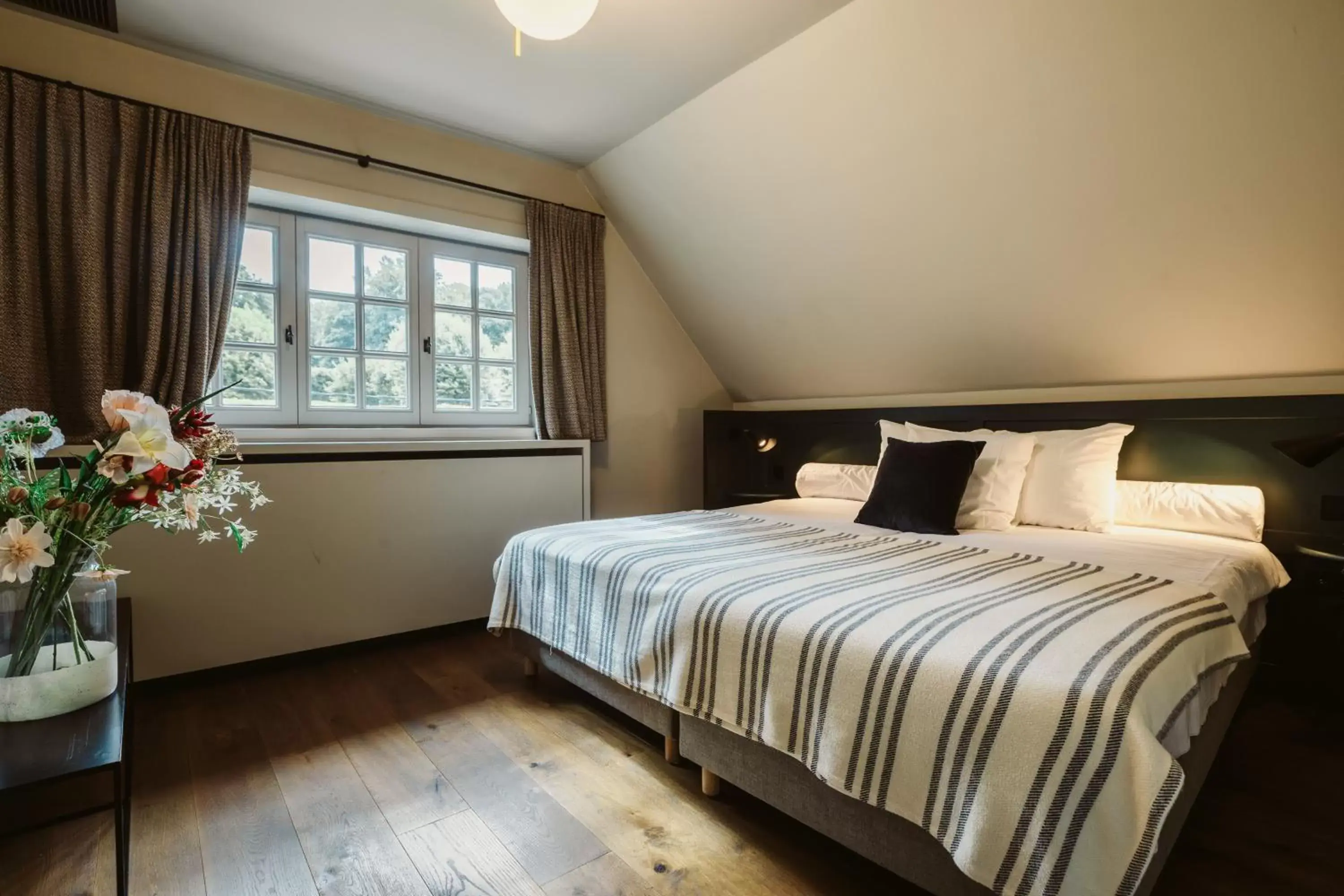 Bedroom, Bed in Auberge du Pêcheur Bedroom, Bed in Auberge du Pêcheur