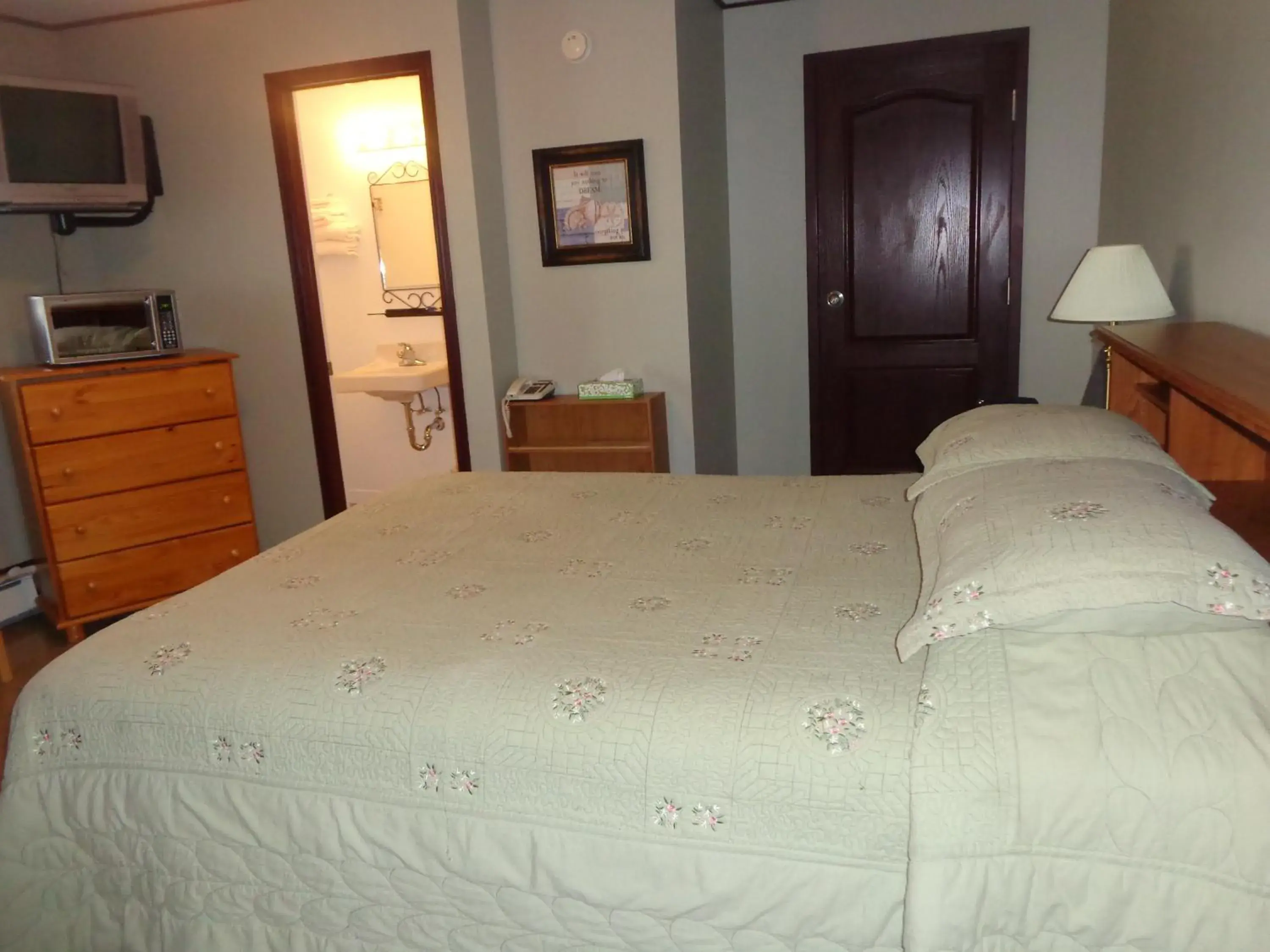 Photo of the whole room, Bed in Happy Motel