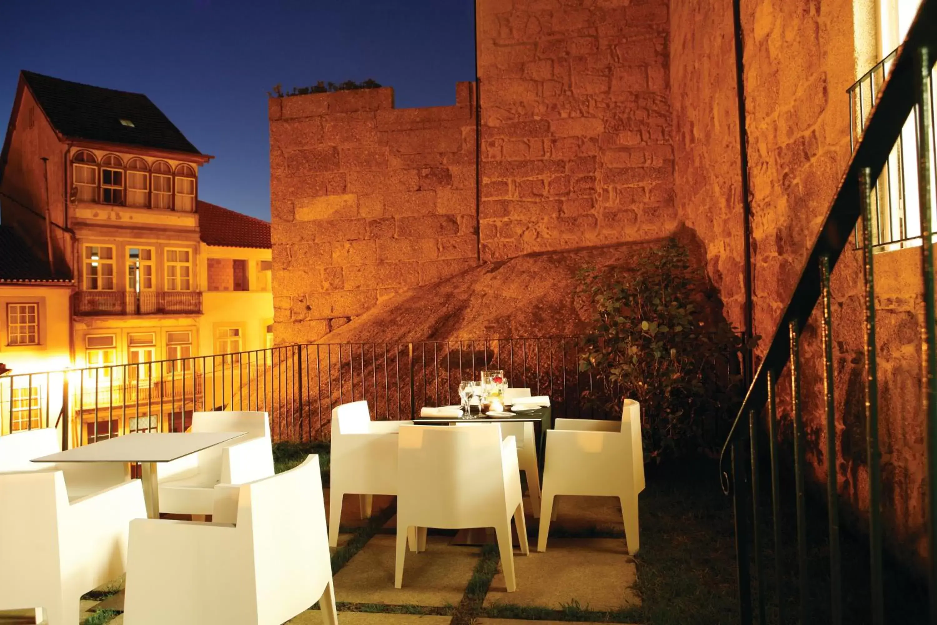 Balcony/Terrace, Restaurant/Places to Eat in Montebelo Palácio dos Melos Viseu Historic Hotel