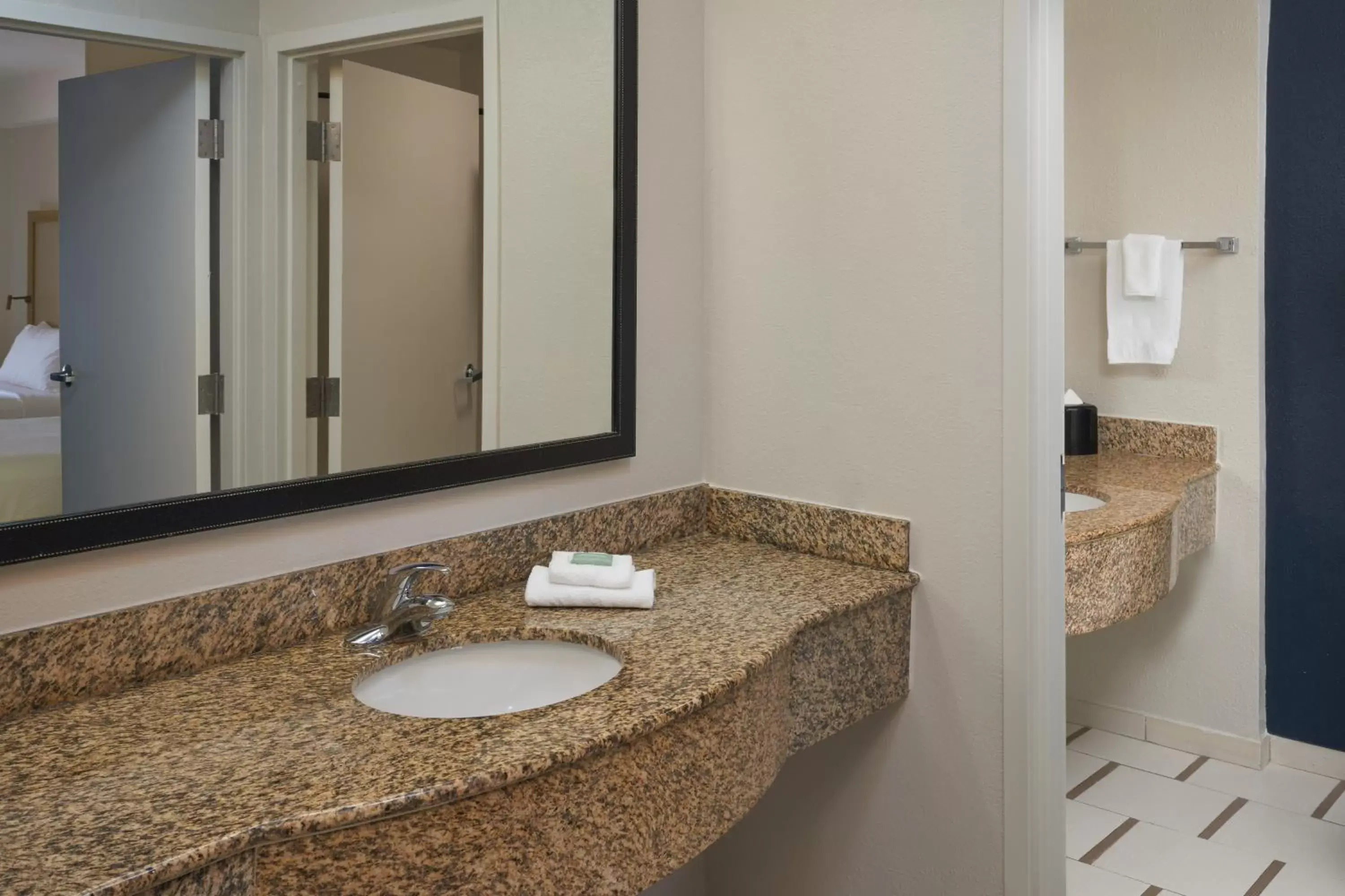 Bathroom in Fairfield Inn & Suites by Marriott Orlando International Drive/Convention Center