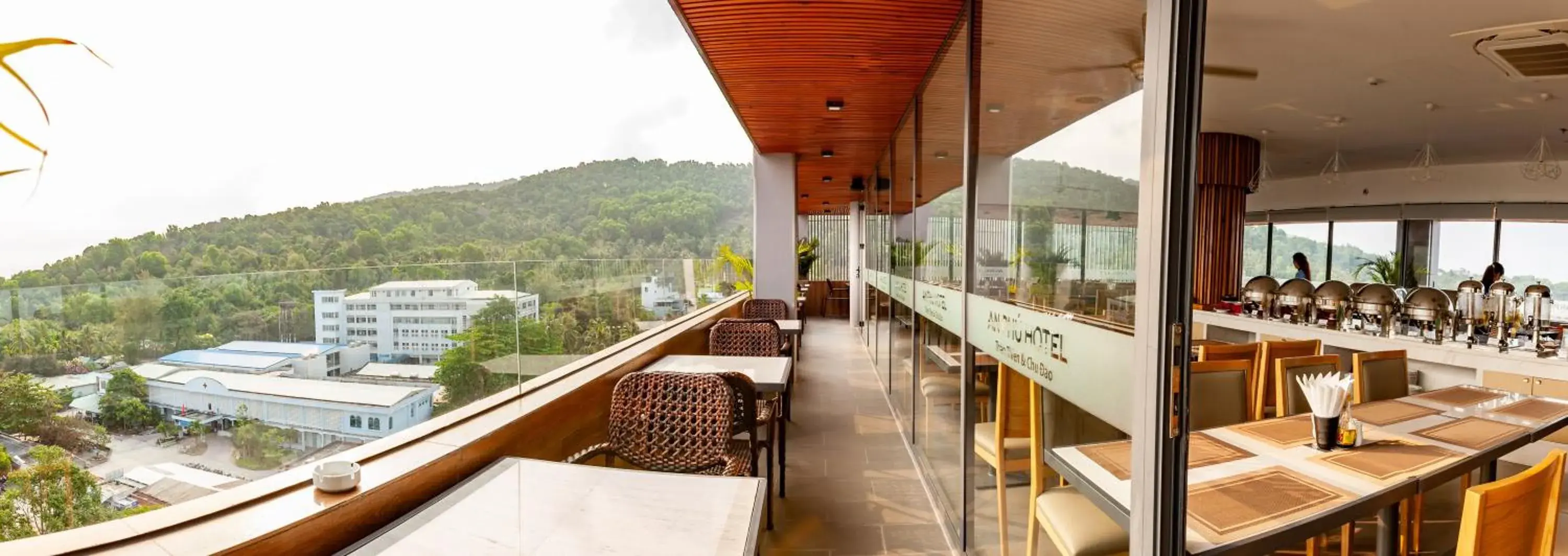 Restaurant/places to eat, Balcony/Terrace in An Phu Hotel