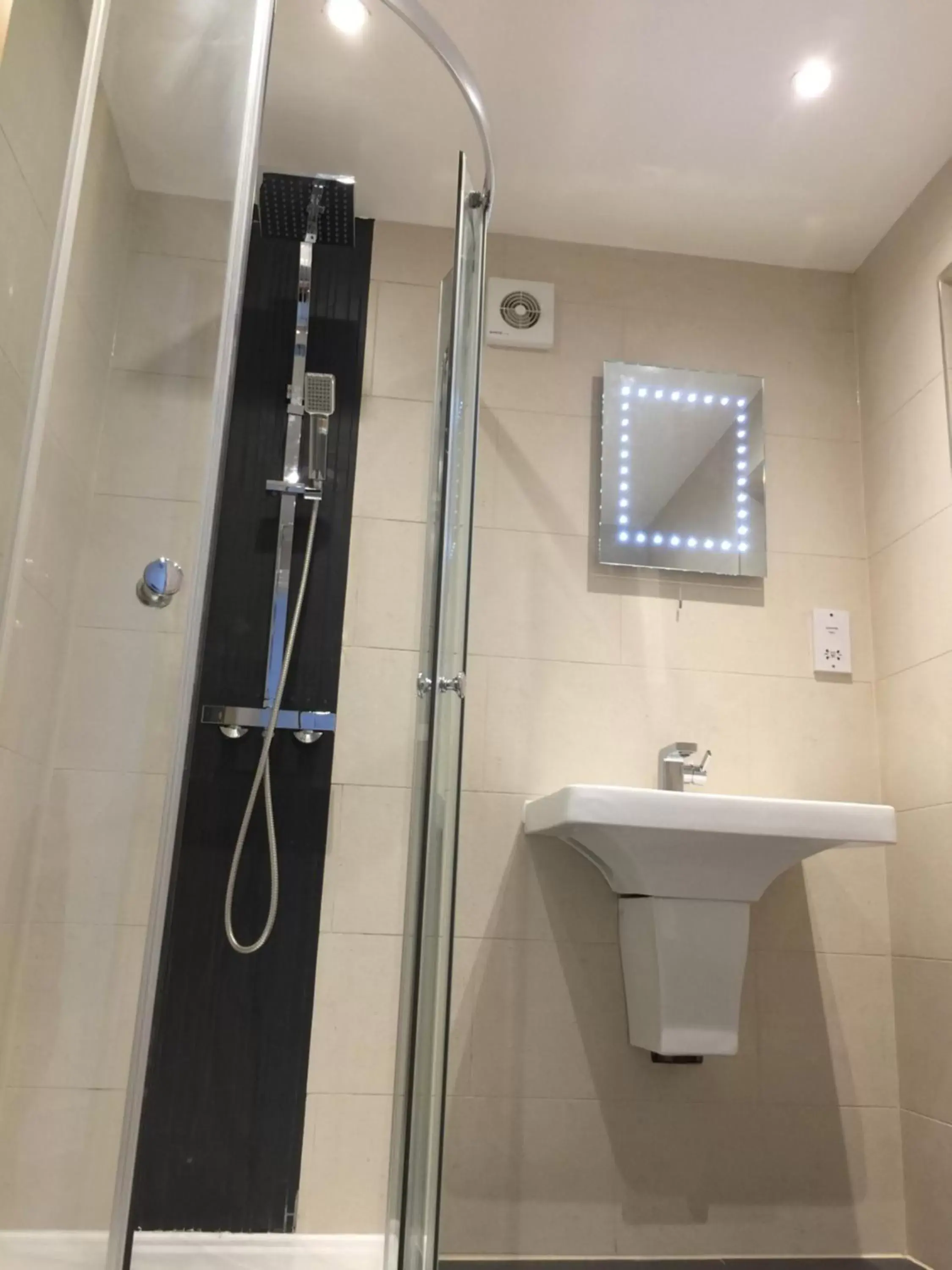 Shower, Bathroom in Flexistay Leicester Gable Aparthotel