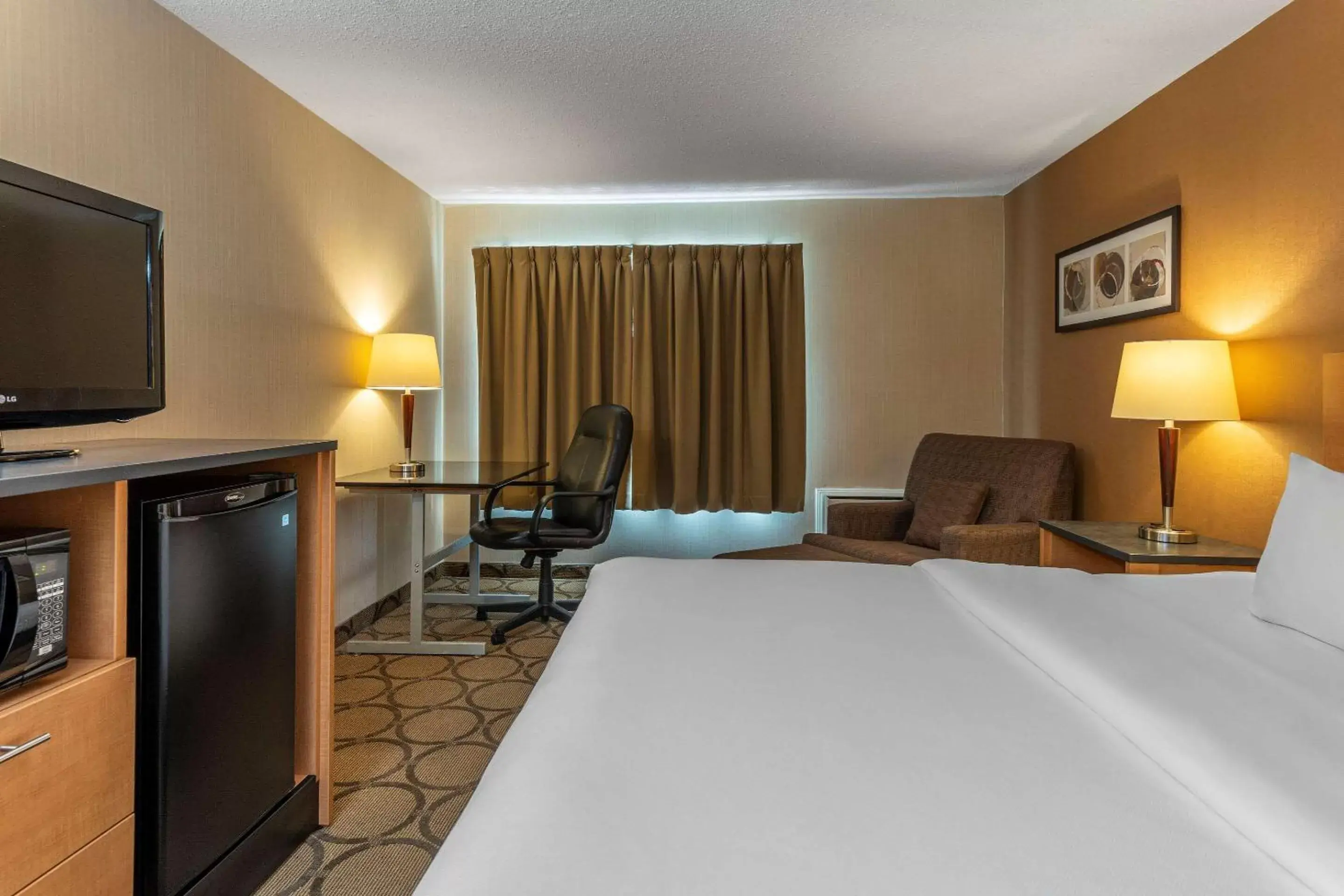 Photo of the whole room, Bed in Comfort Inn Sherbrooke