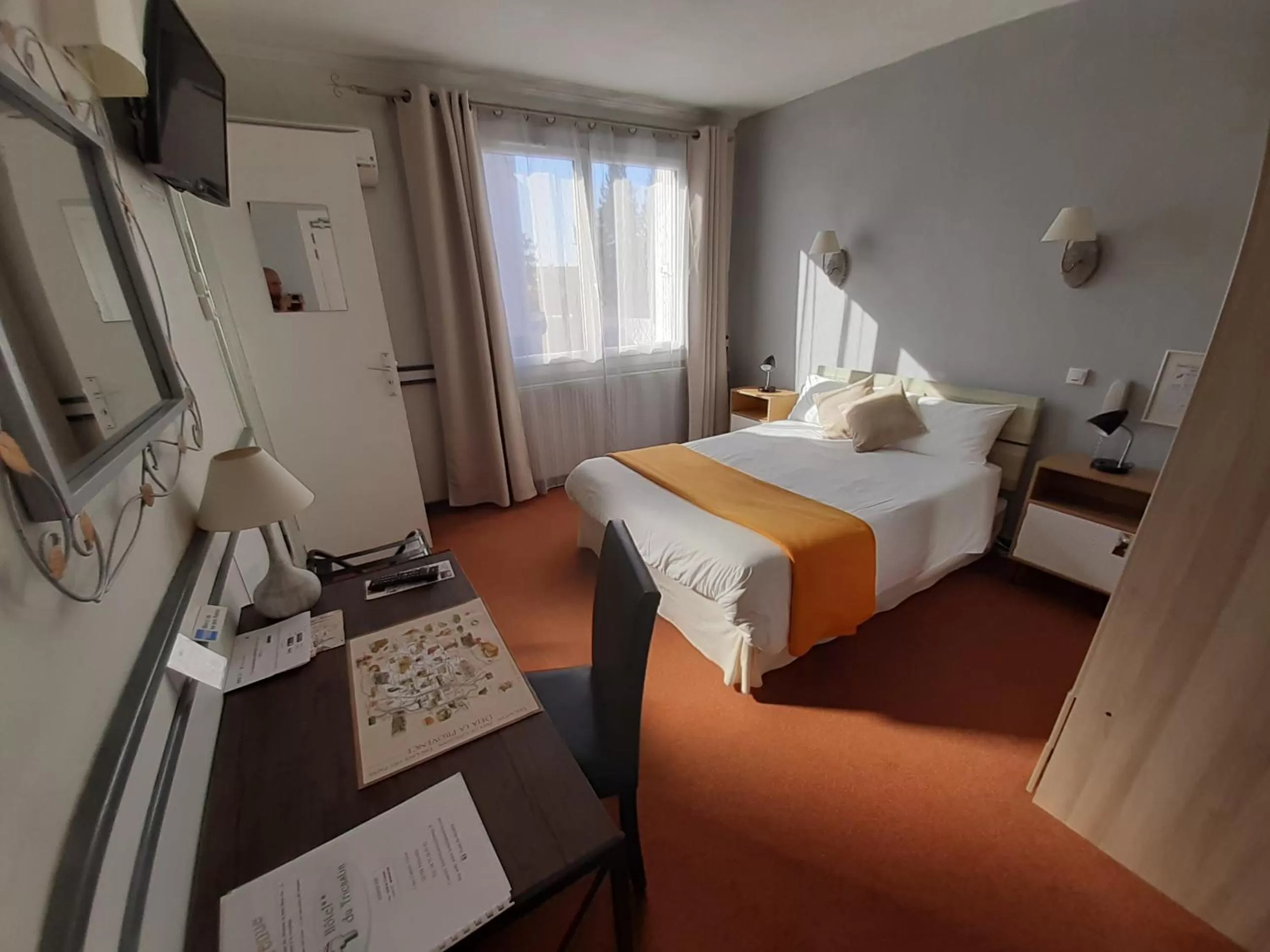 Bedroom, Bed in Hôtel du Tricastin