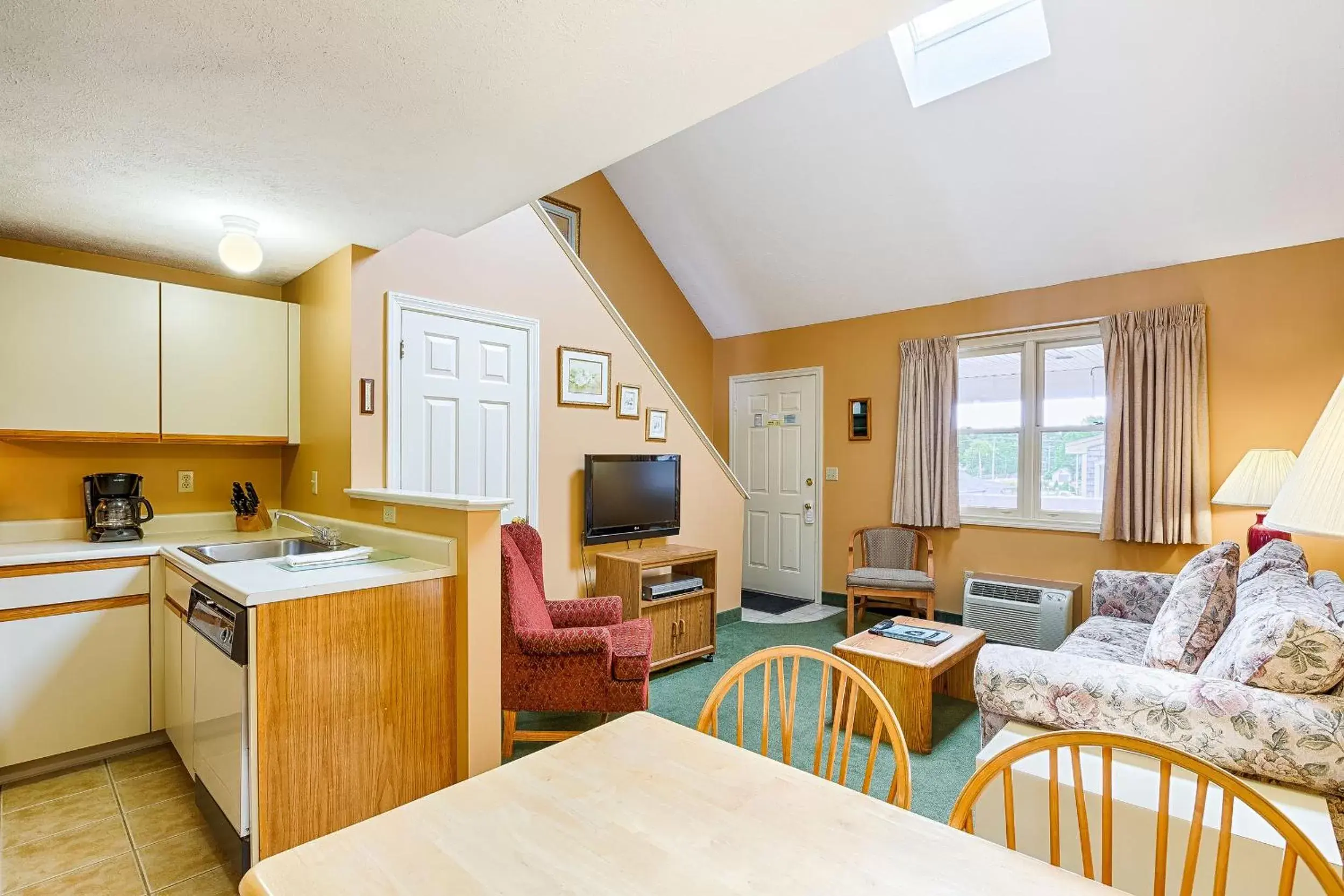 Kitchen or kitchenette, Seating Area in Misty Harbor Resort