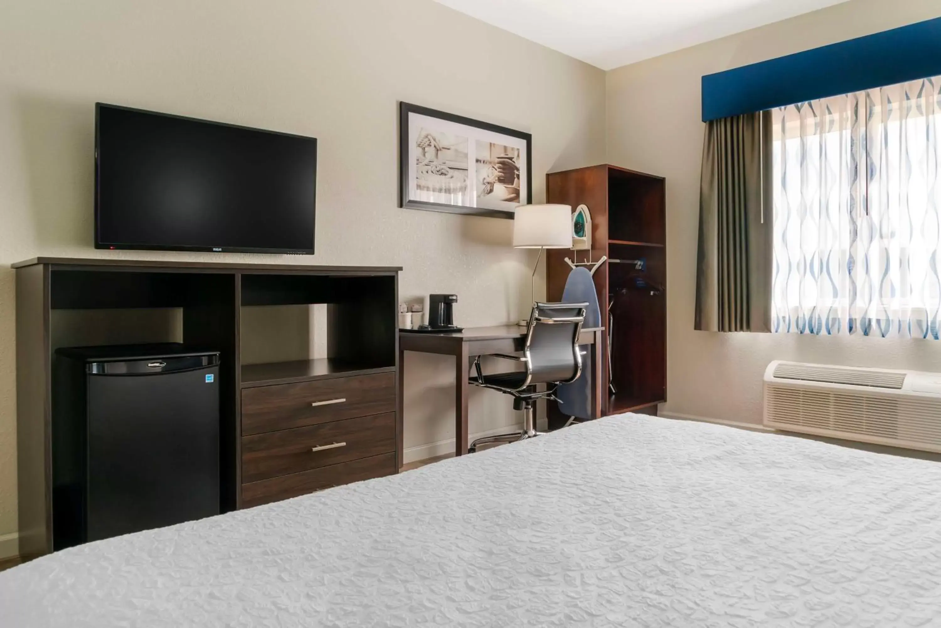 Bedroom, TV/Entertainment Center in Best Western Clare Hotel