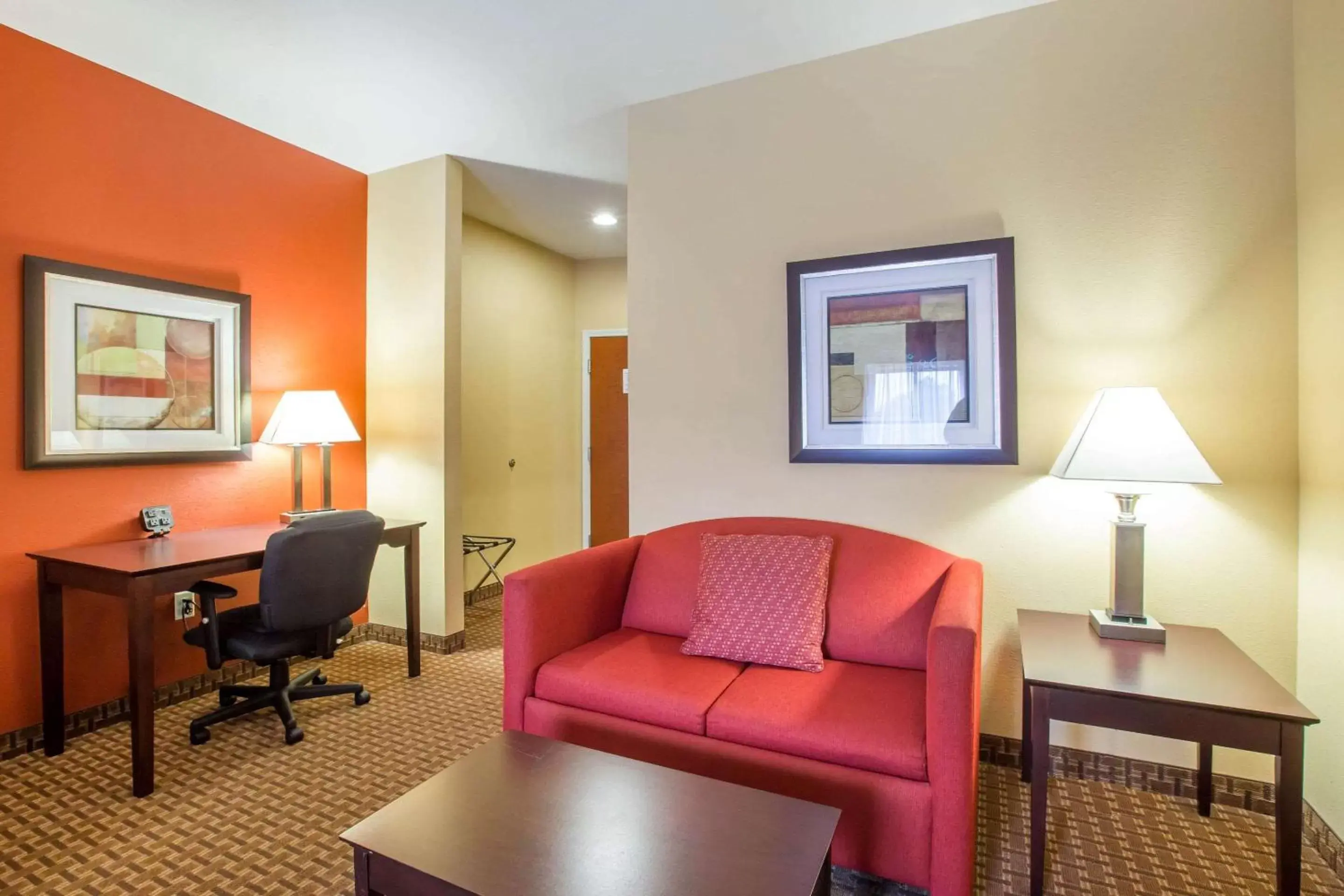 Photo of the whole room, Seating Area in Comfort Suites Golden Isles Gateway