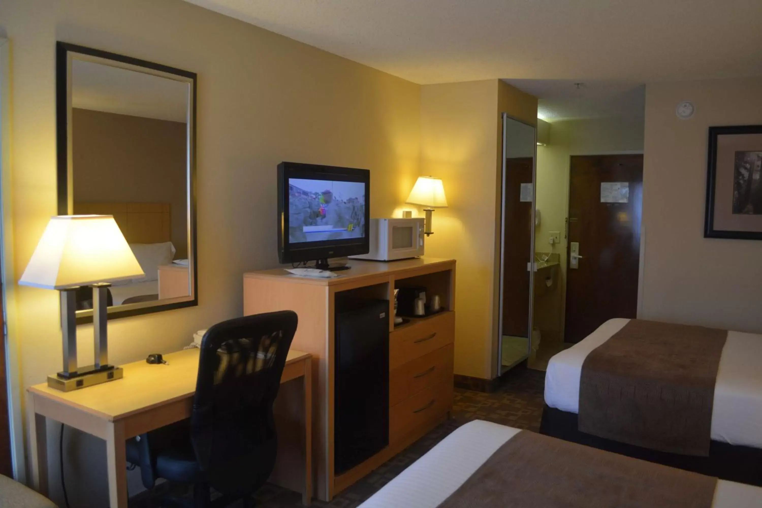 Photo of the whole room, TV/Entertainment Center in SureStay Plus Hotel by Best Western Roanoke Rapids I-95