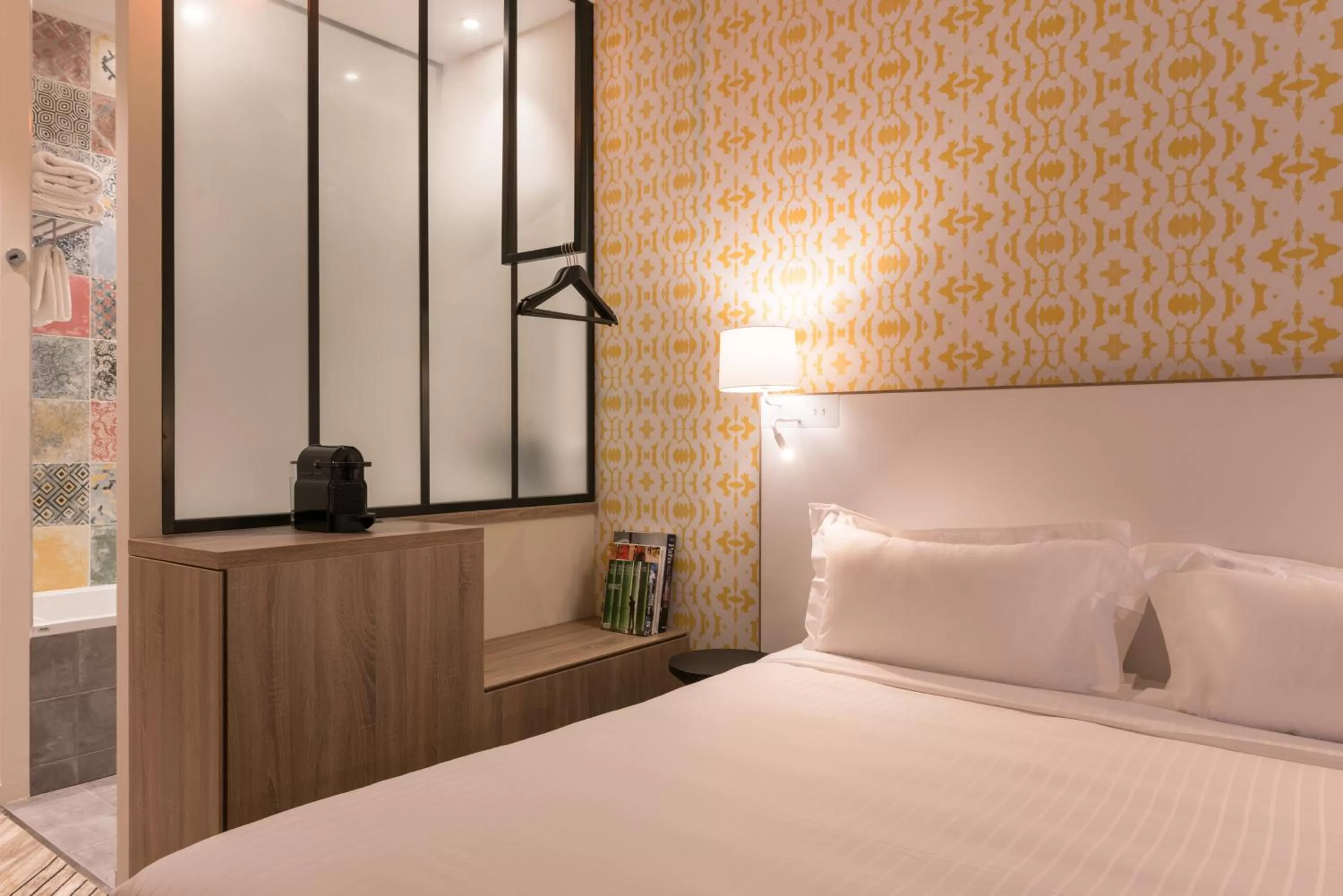 Bed in The Originals Boutique, Hôtel Maison Montmartre Paris Les Puces