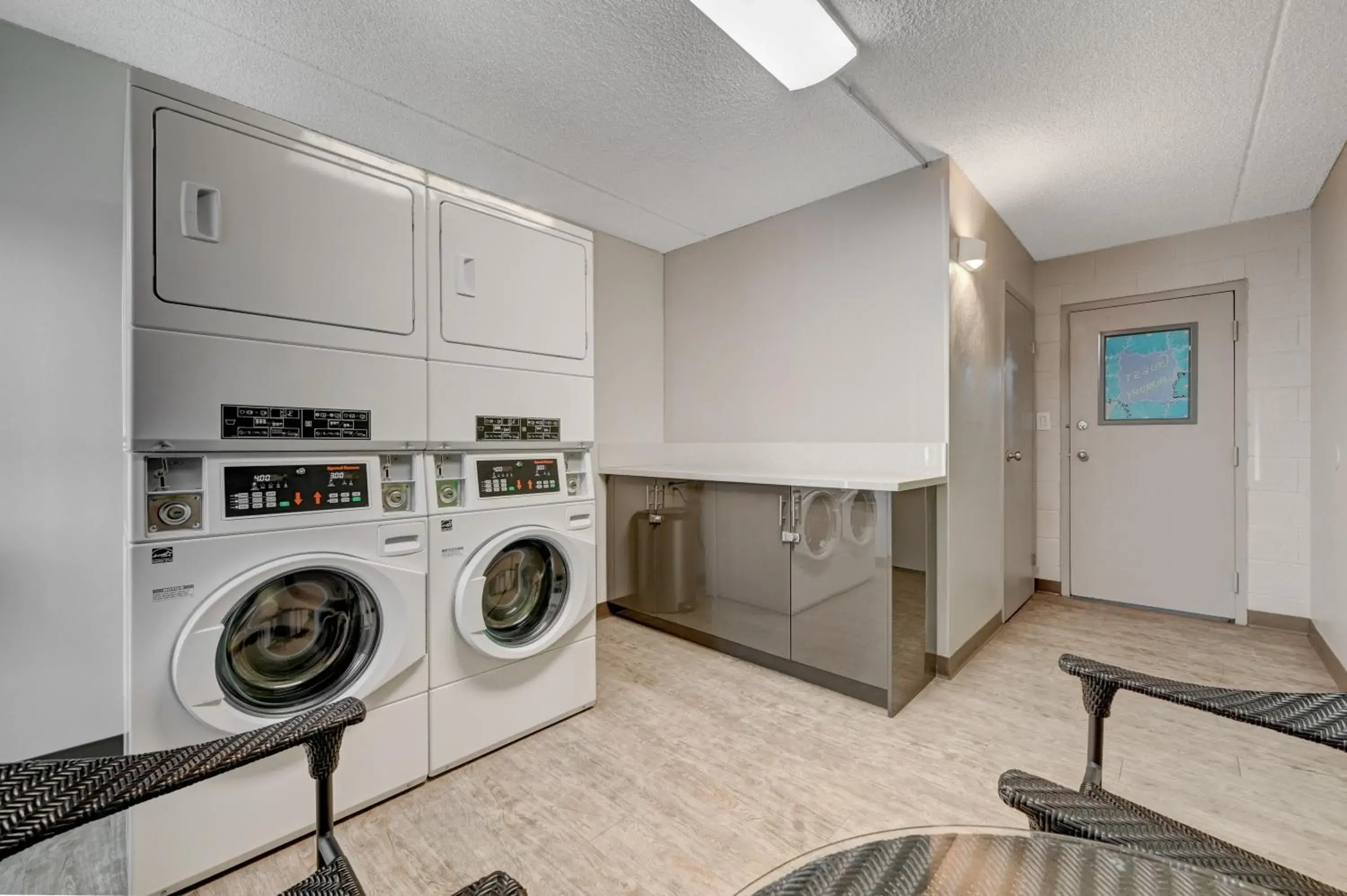 washing machine, Kitchen/Kitchenette in Bridger Inn Hotel Downtown