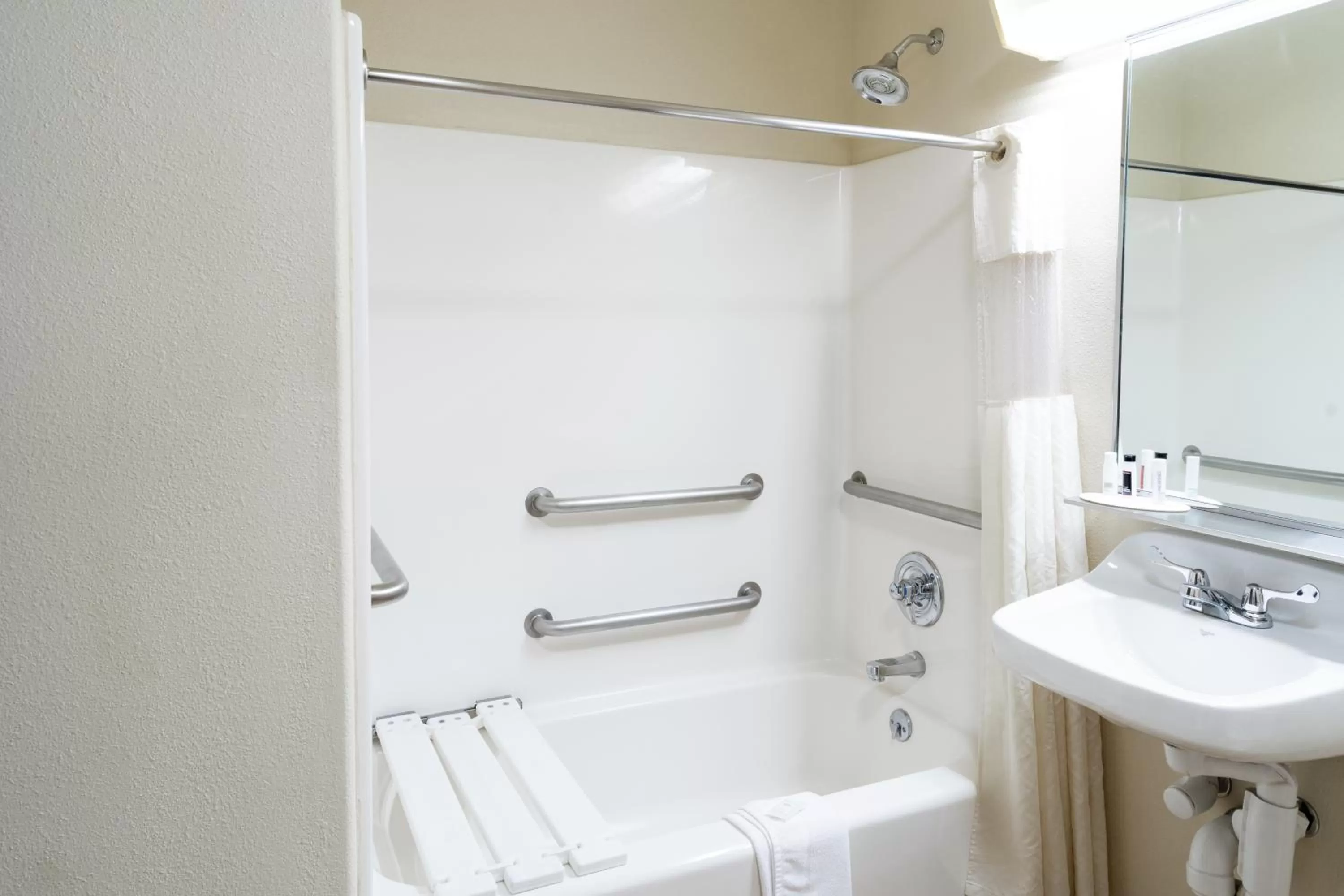 Shower in Pinedale Hotel & Suites