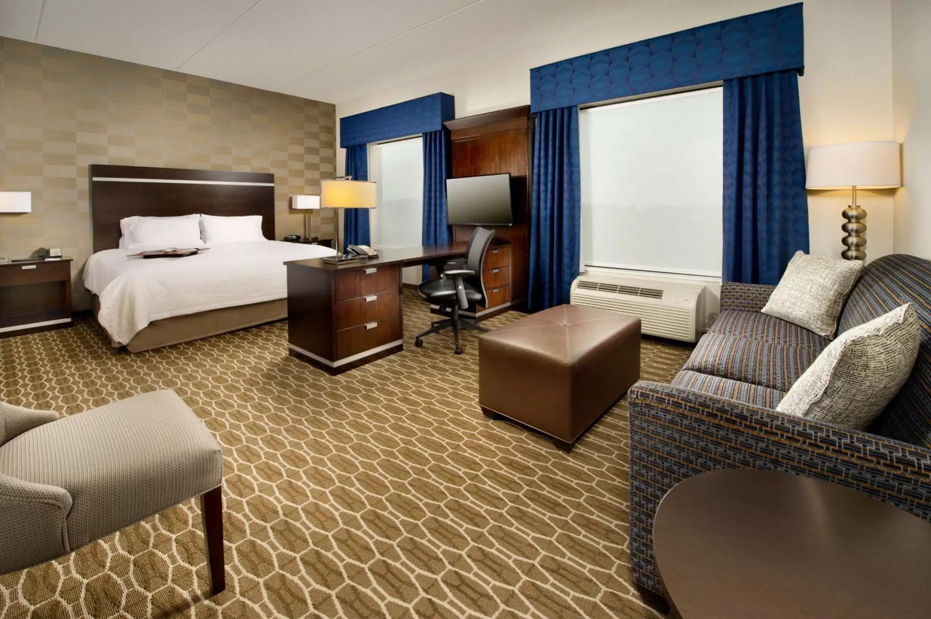 Bedroom in Hampton Inn and Suites Washington DC North/Gaithersburg