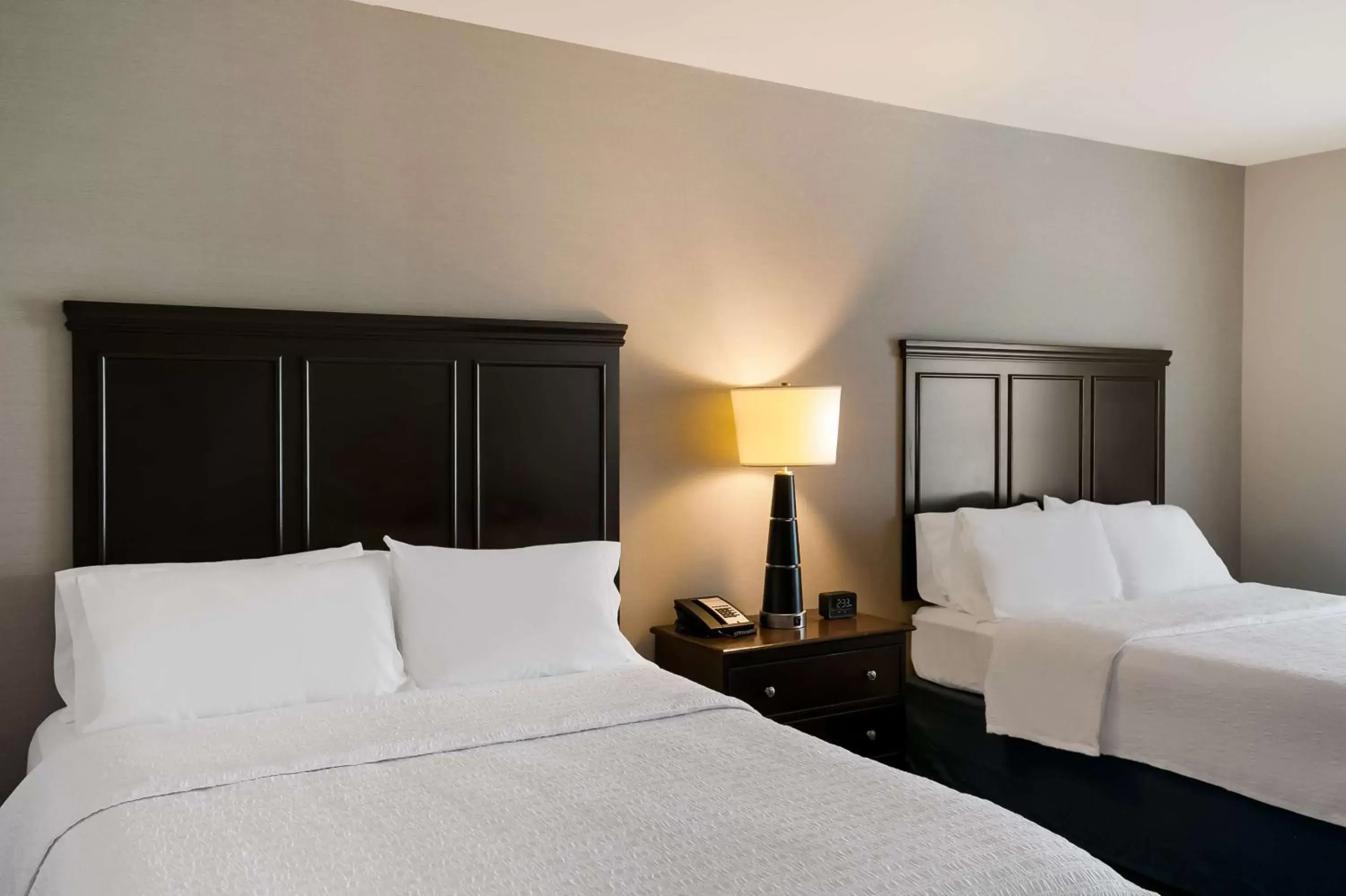 Bed in Hampton Inn & Suites Wilmington Christiana