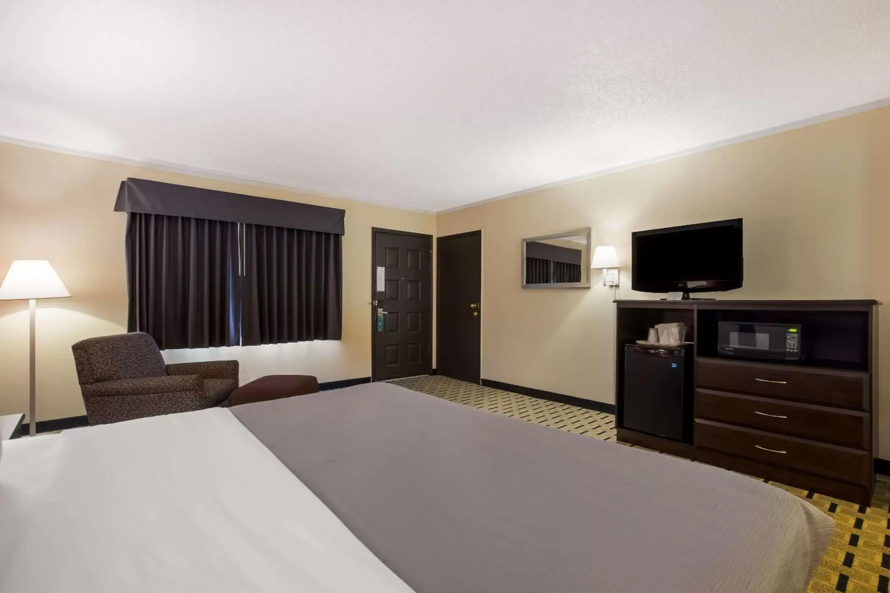 Bedroom, Bed in Quality Inn & Suites Millville – Vineland