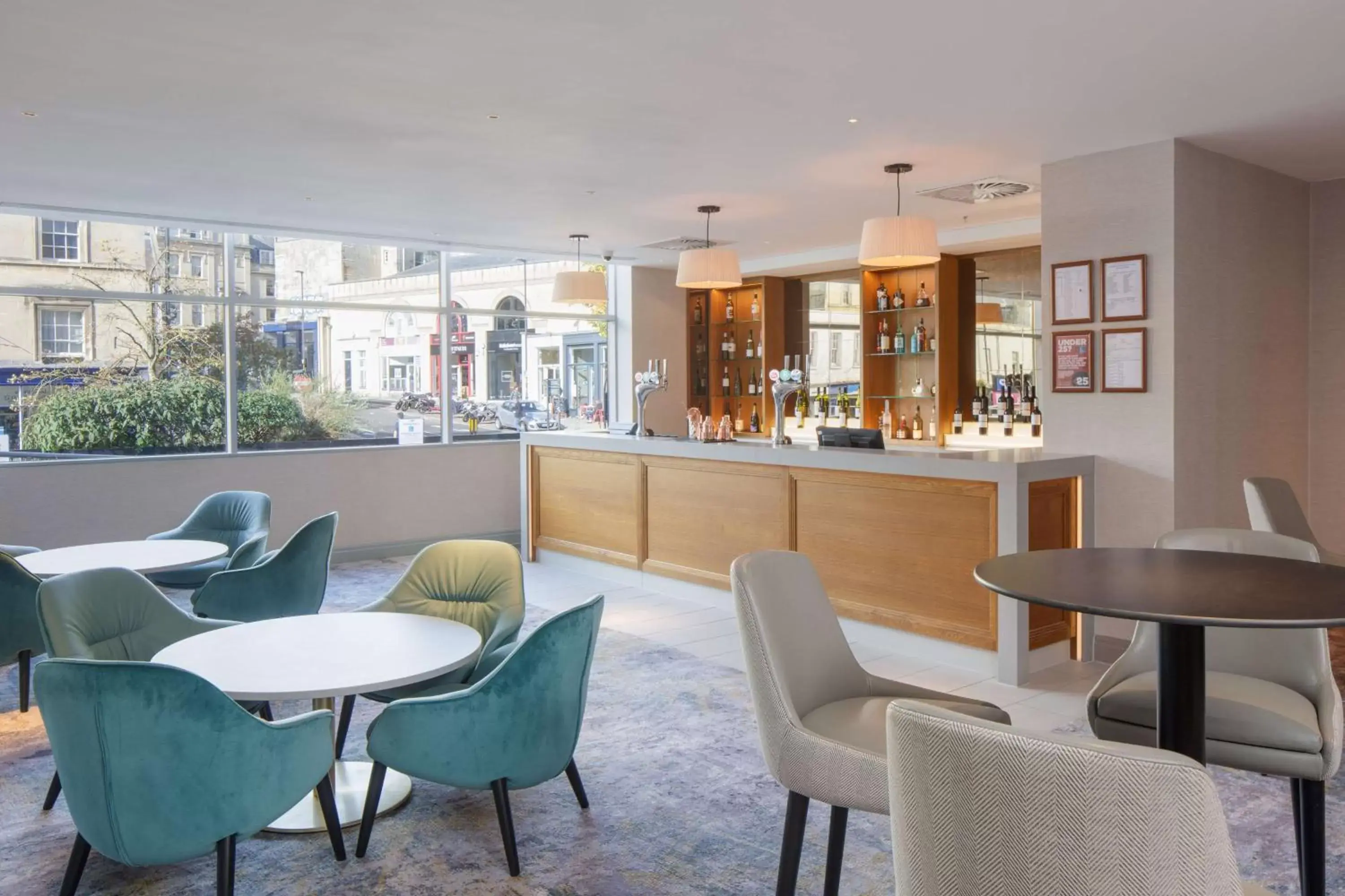 Lounge or bar in DoubleTree by Hilton Bath Lounge or bar in DoubleTree by Hilton Bath