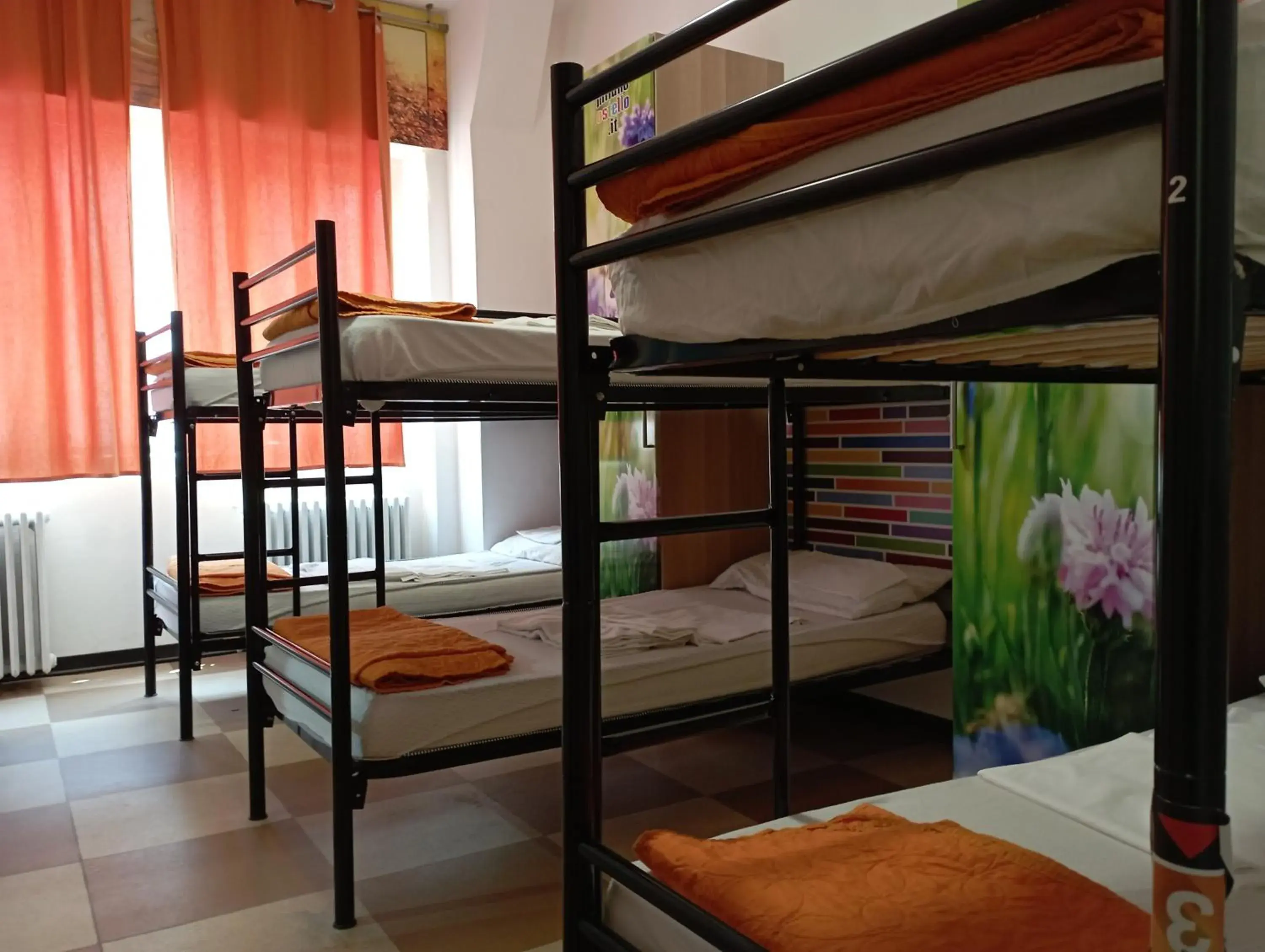Bed, Bunk Bed in milano ostello