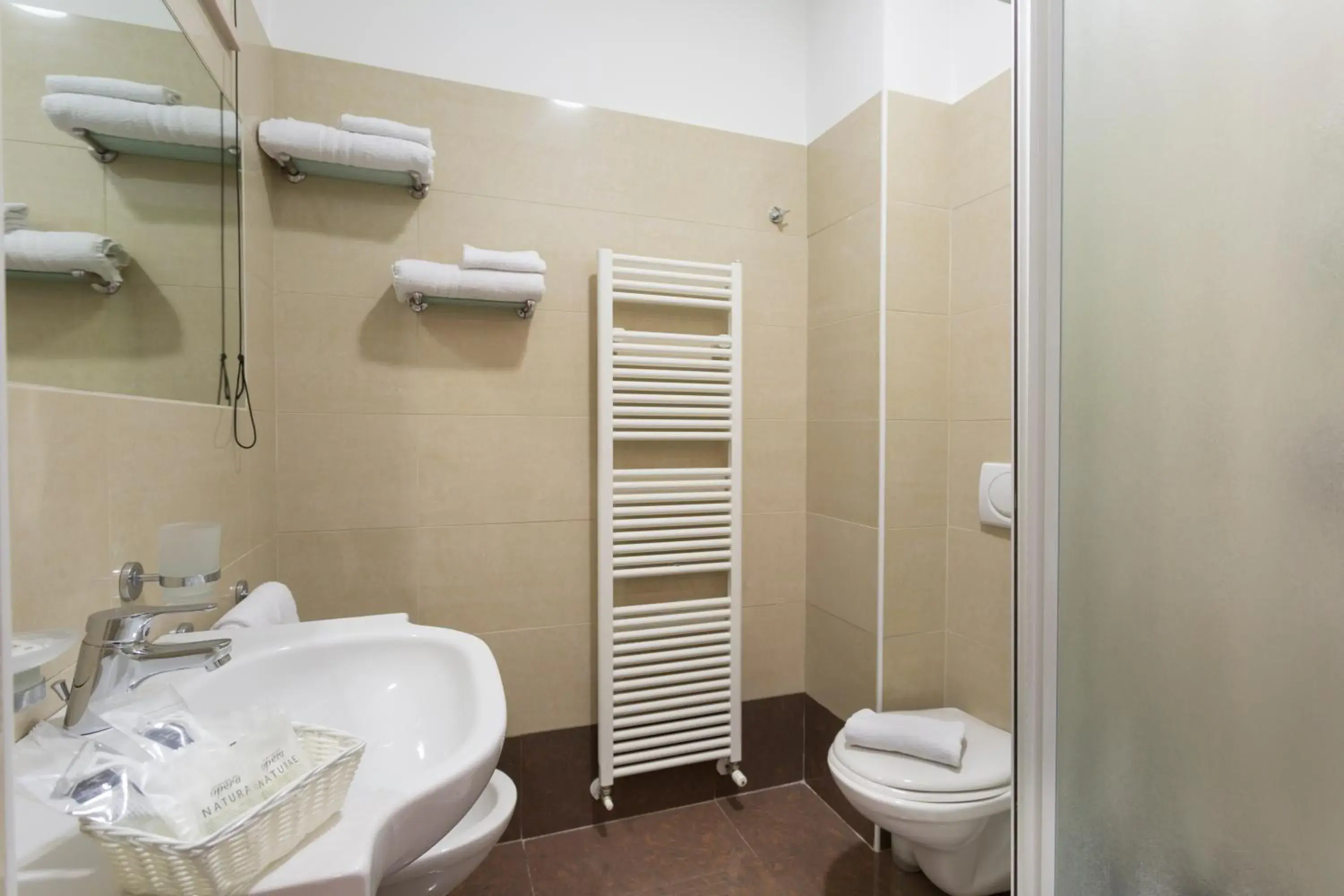 Shower, Bathroom in Hotel Calypso