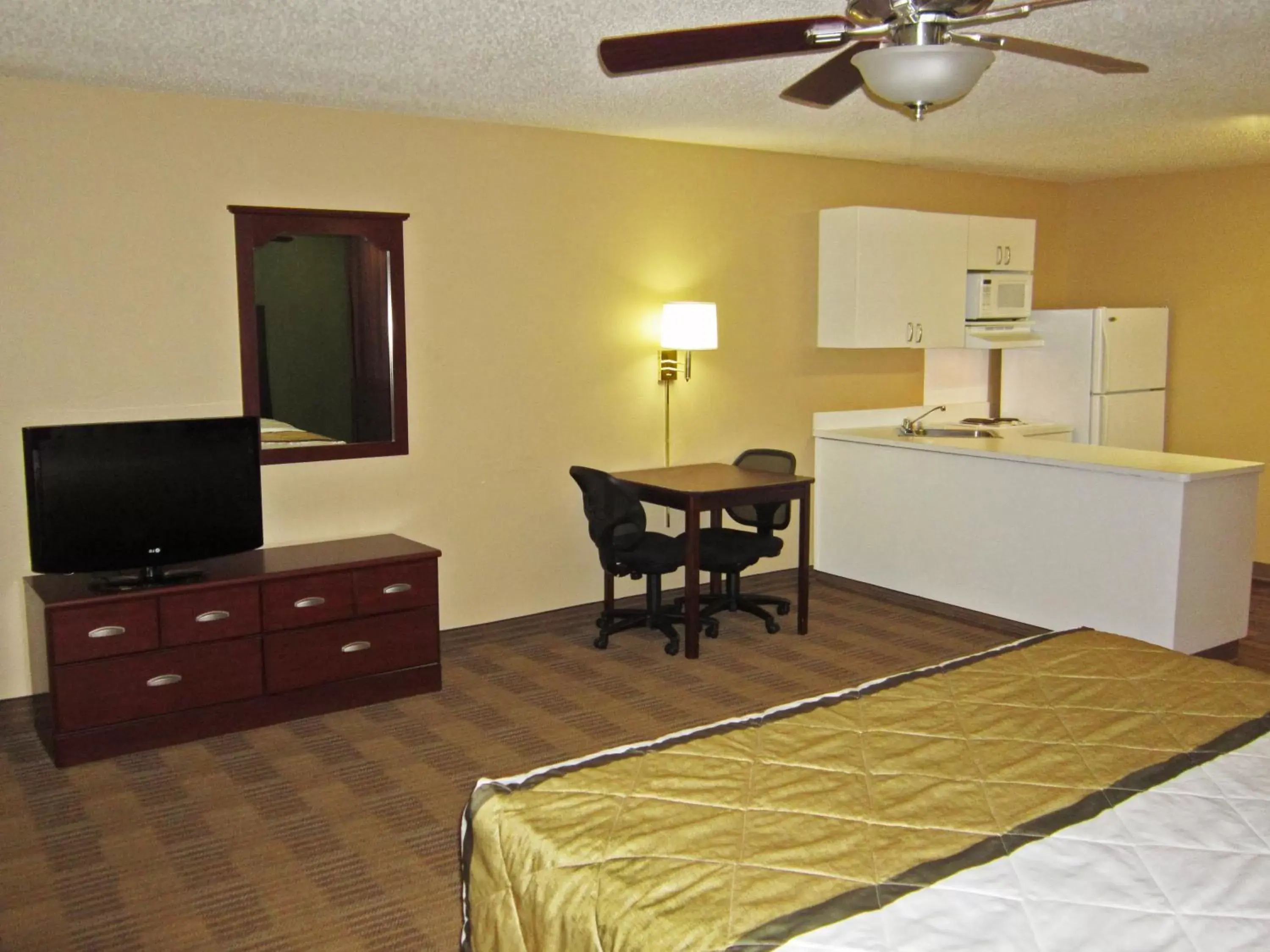 Bed, TV/Entertainment Center in Extended Stay America Suites - Hartford - Manchester