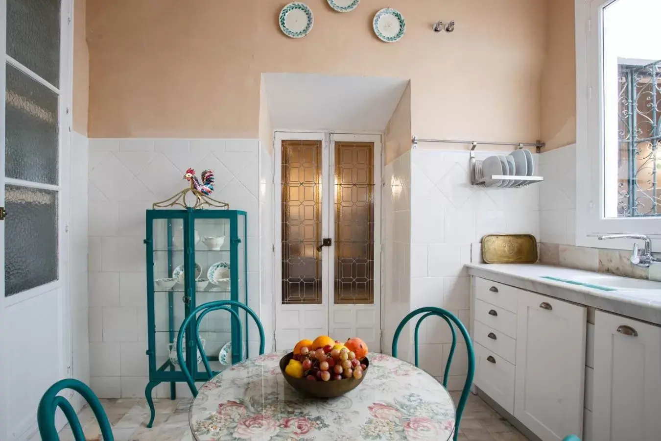 Kitchen or kitchenette, Dining Area in Suites Machado