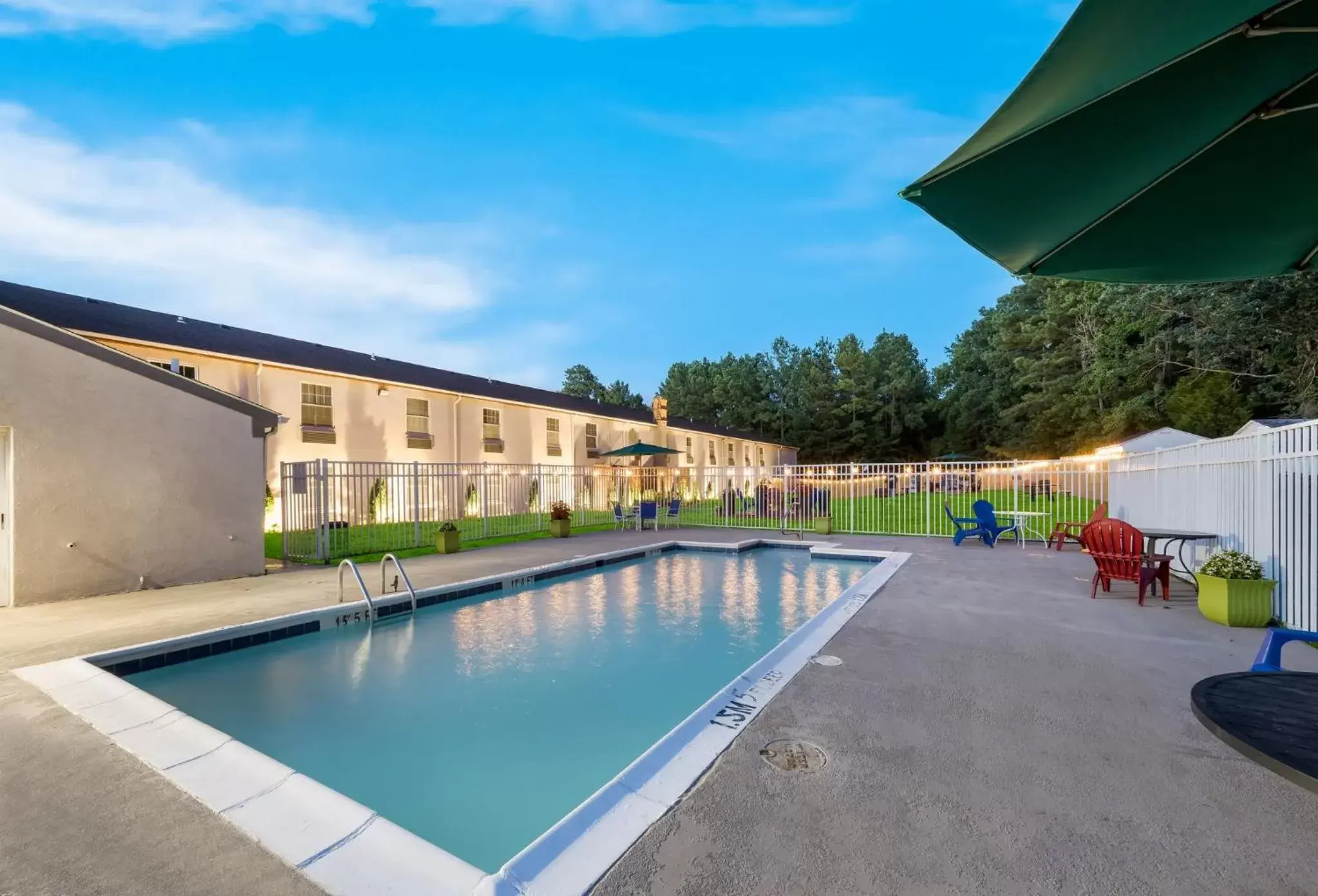 Swimming Pool in Red Roof Inn Dahlgren - Naval Base