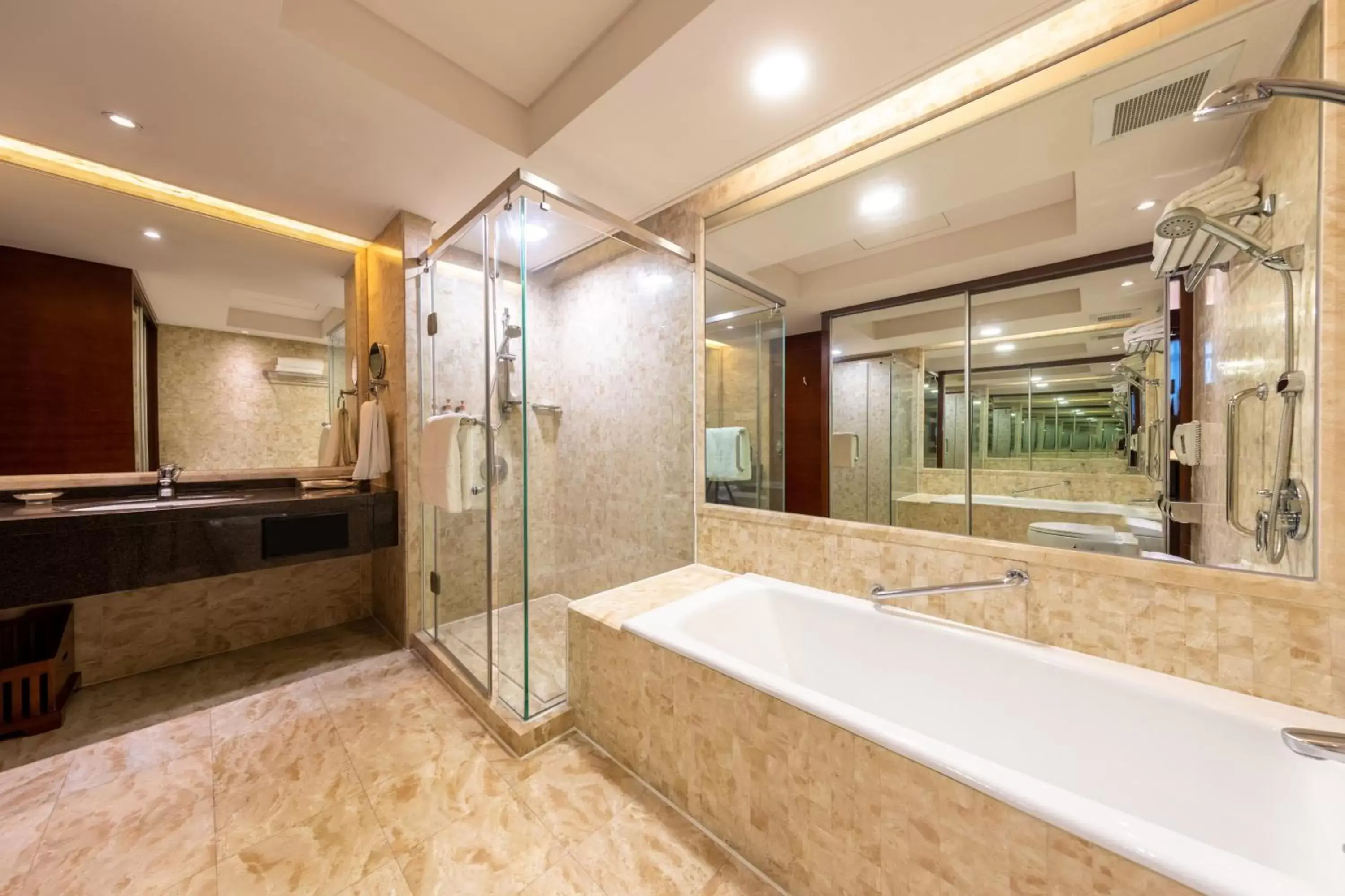 Bathroom in Crowne Plaza Foshan, an IHG Hotel - Exclusive bus stations for HKSAR round-trips