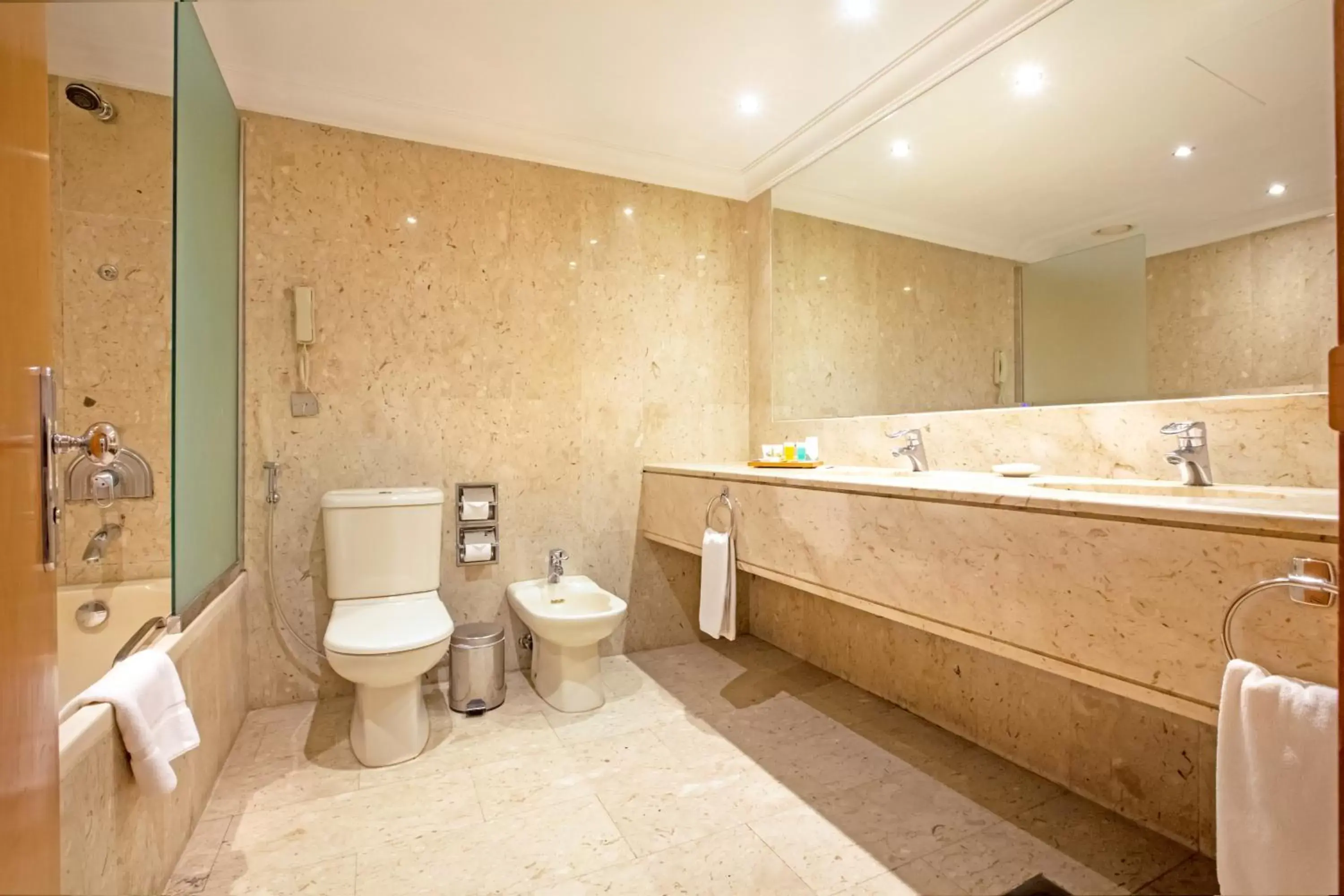 Bathroom in Dubai Marine Beach Resort & Spa
