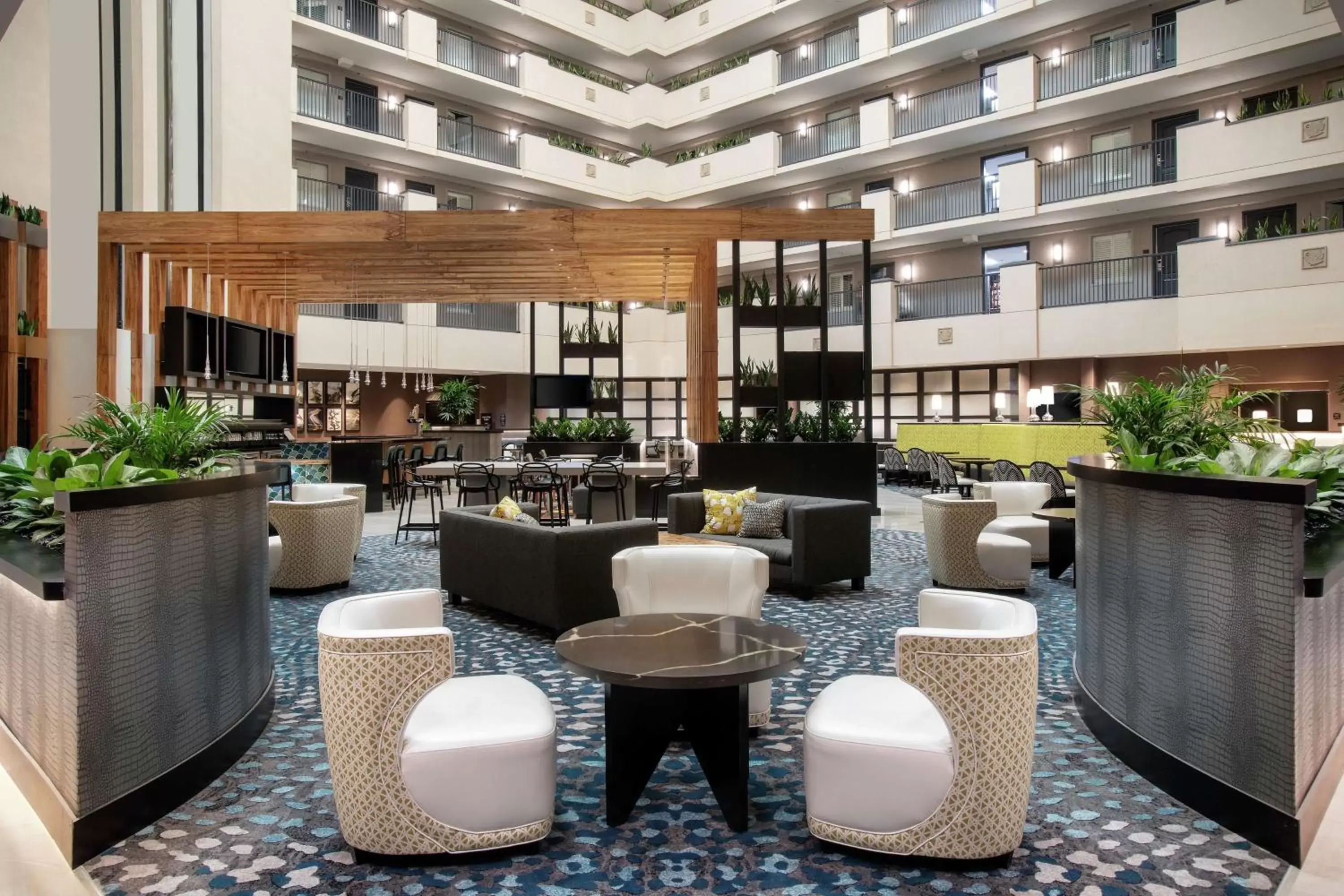 Lobby or reception, Lounge/Bar in Embassy Suites Orlando - Airport