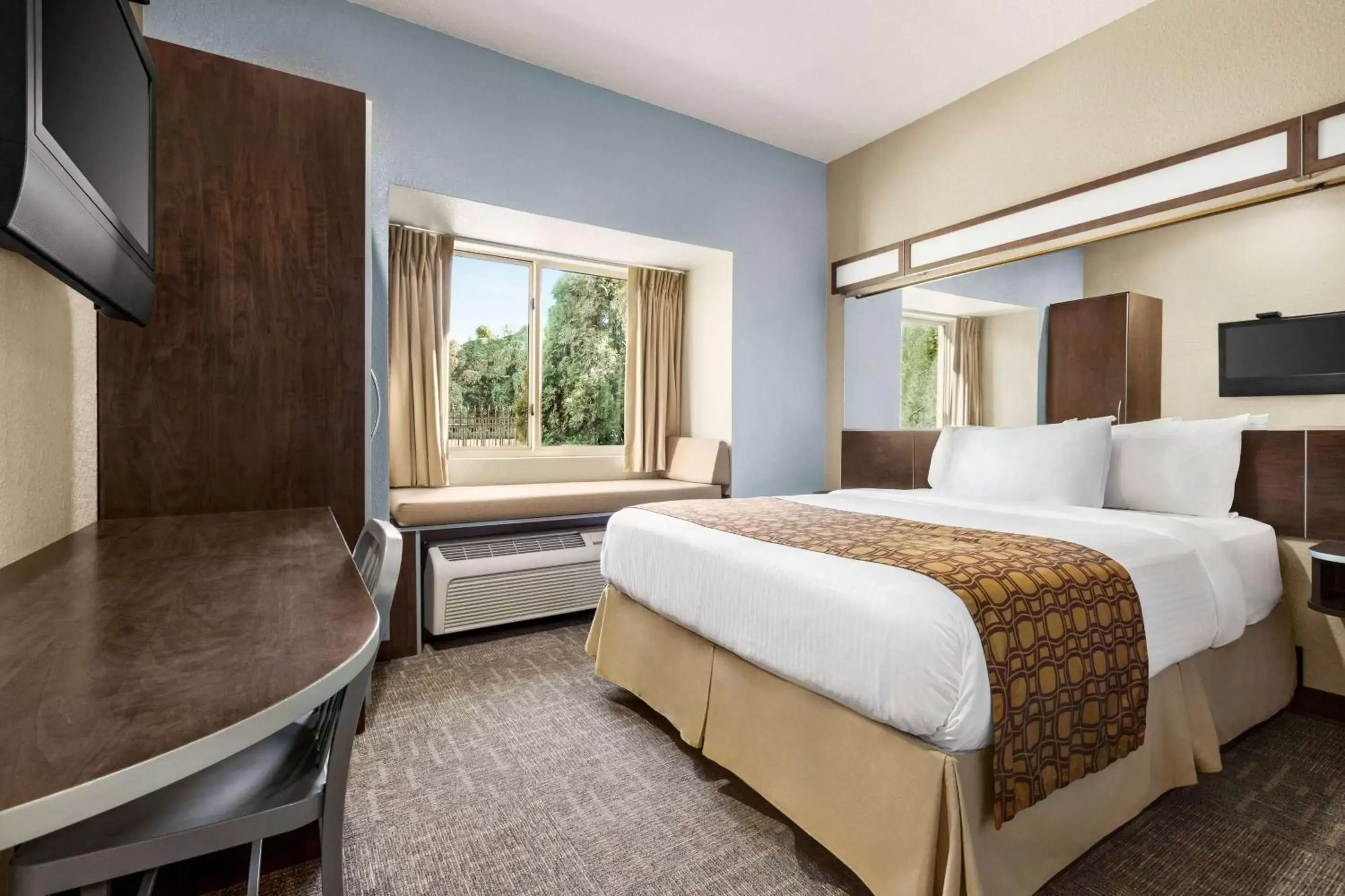 Photo of the whole room, Bed in Microtel Inn & Suites by Wyndham Woodstock/Atlanta North