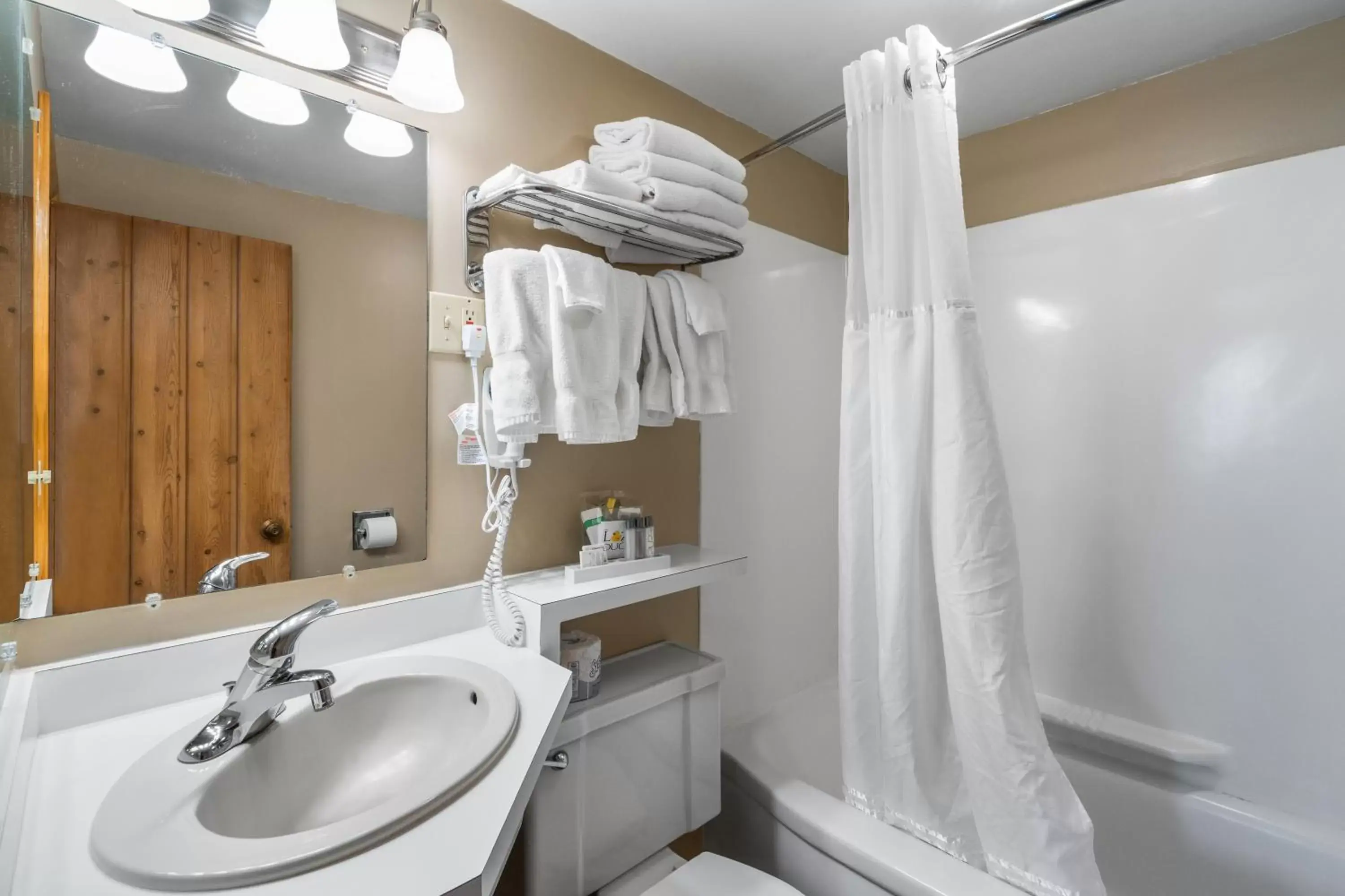 Shower, Bathroom in Lazy Duck Inn