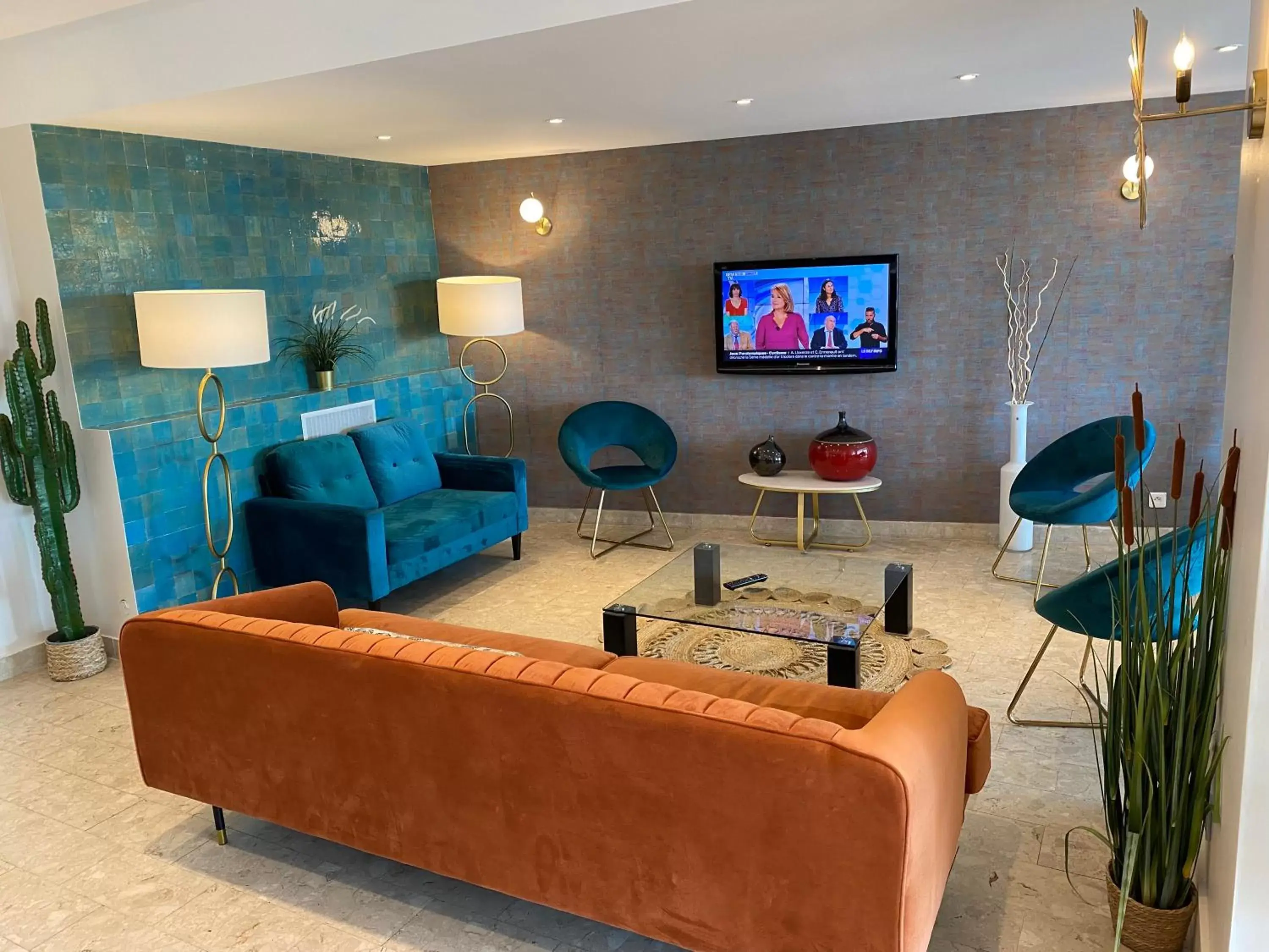 Communal lounge/ TV room, Seating Area in Best Western Plus Hôtel la Rade