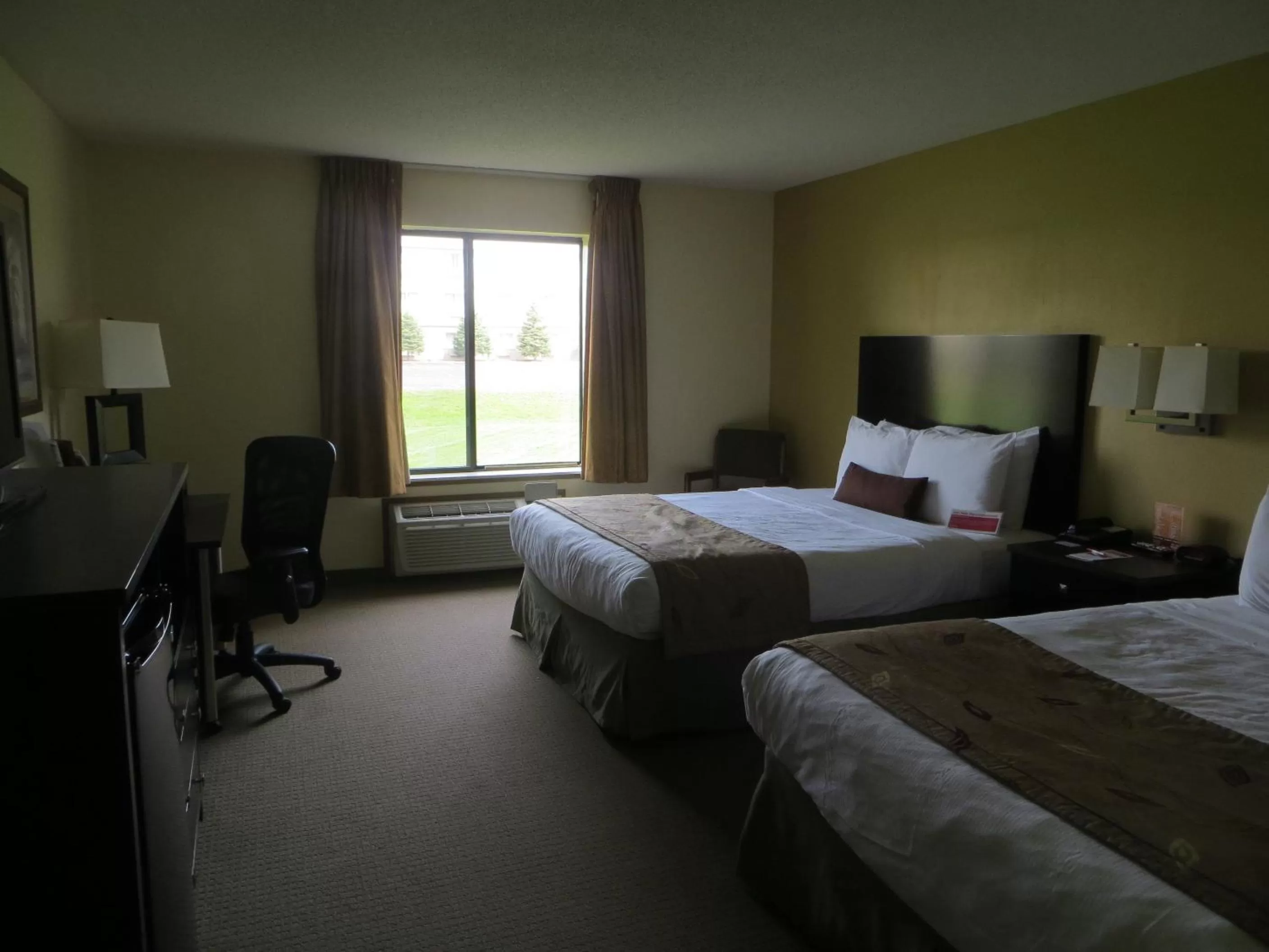Bedroom, Bed in Ramada by Wyndham Wisconsin Dells I-90