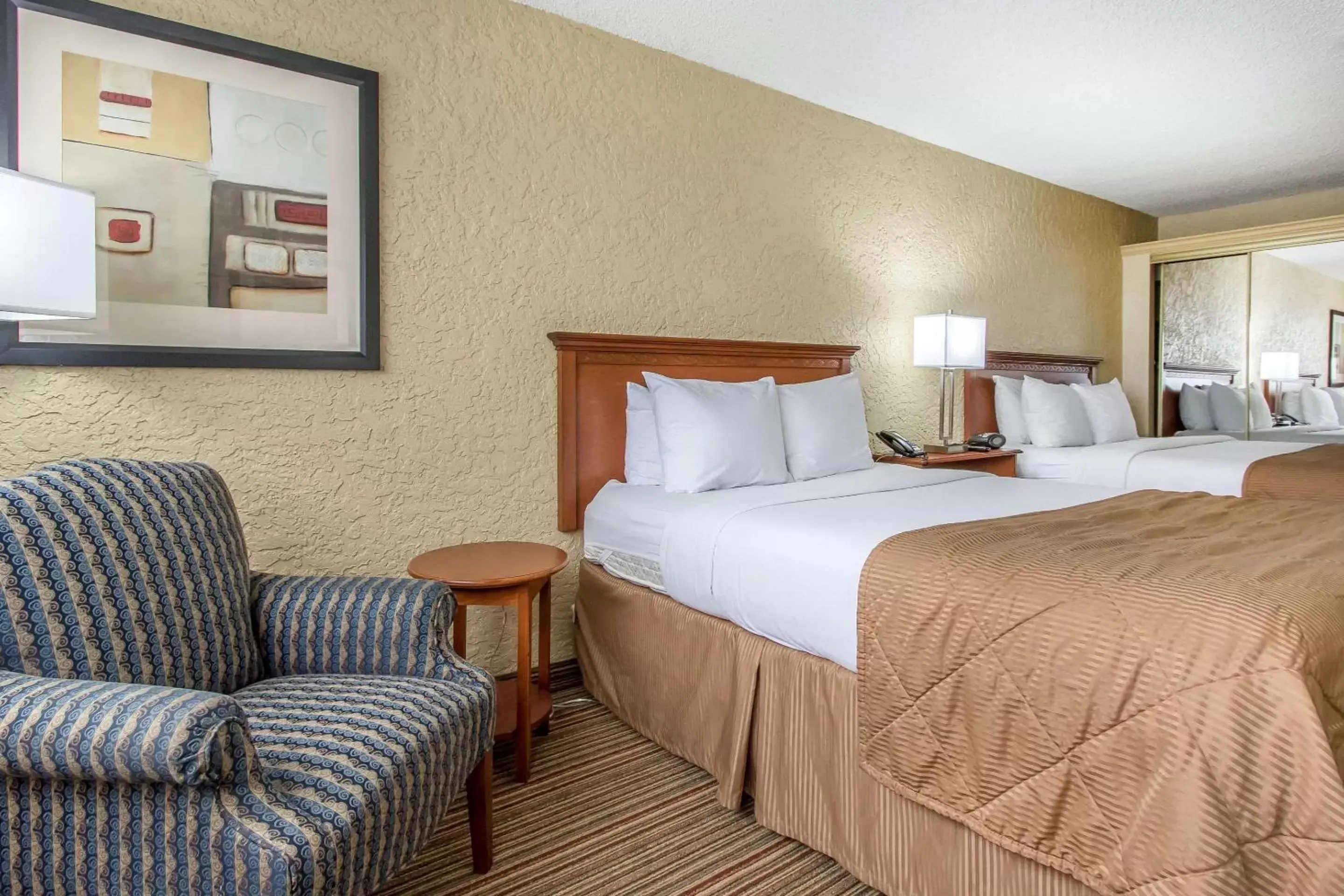 Photo of the whole room, Bed in Clarion Hotel Broken Arrow - Tulsa
