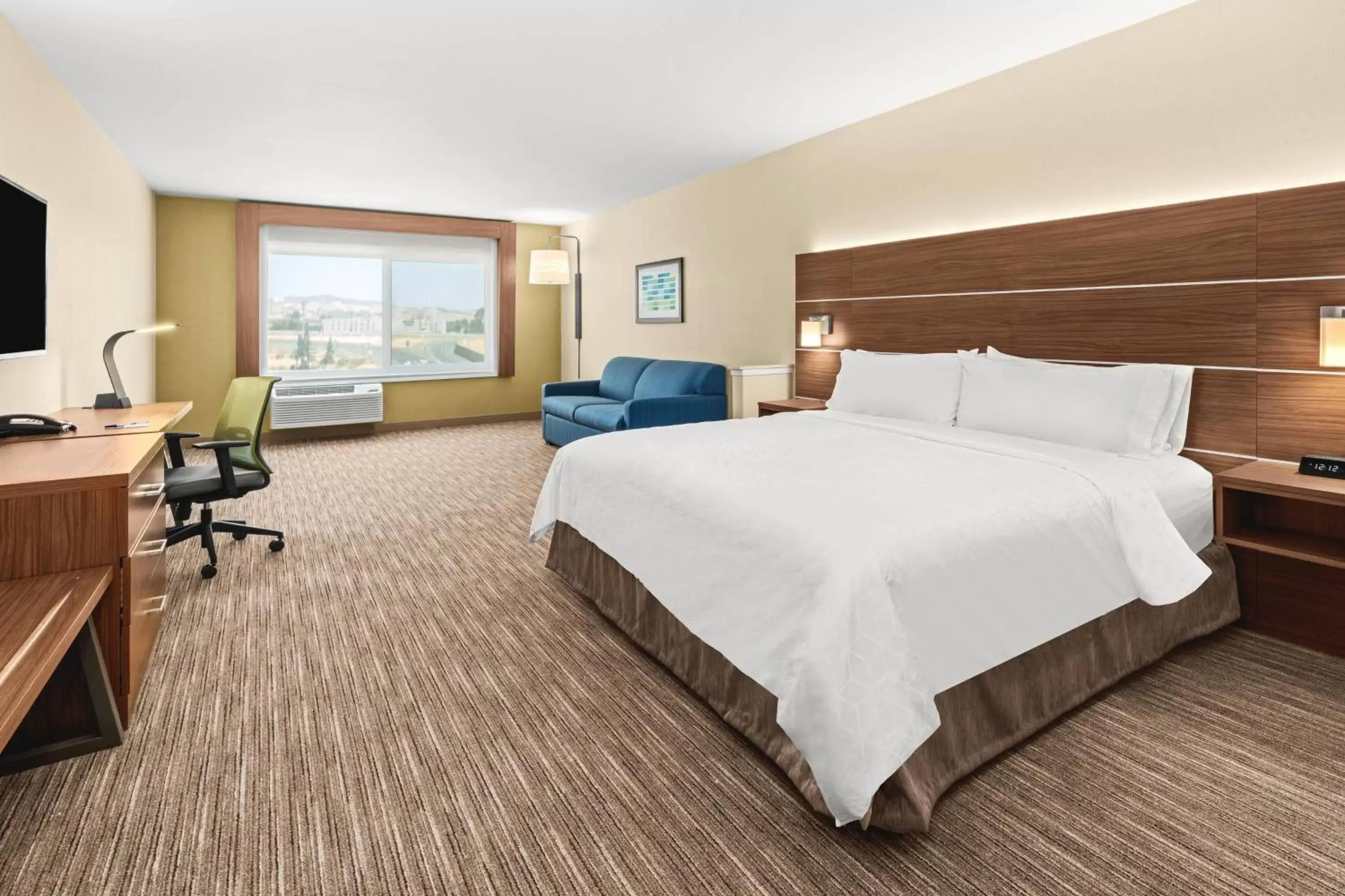 Photo of the whole room, Bed in Holiday Inn Express Hotel & Suites Willows, an IHG Hotel