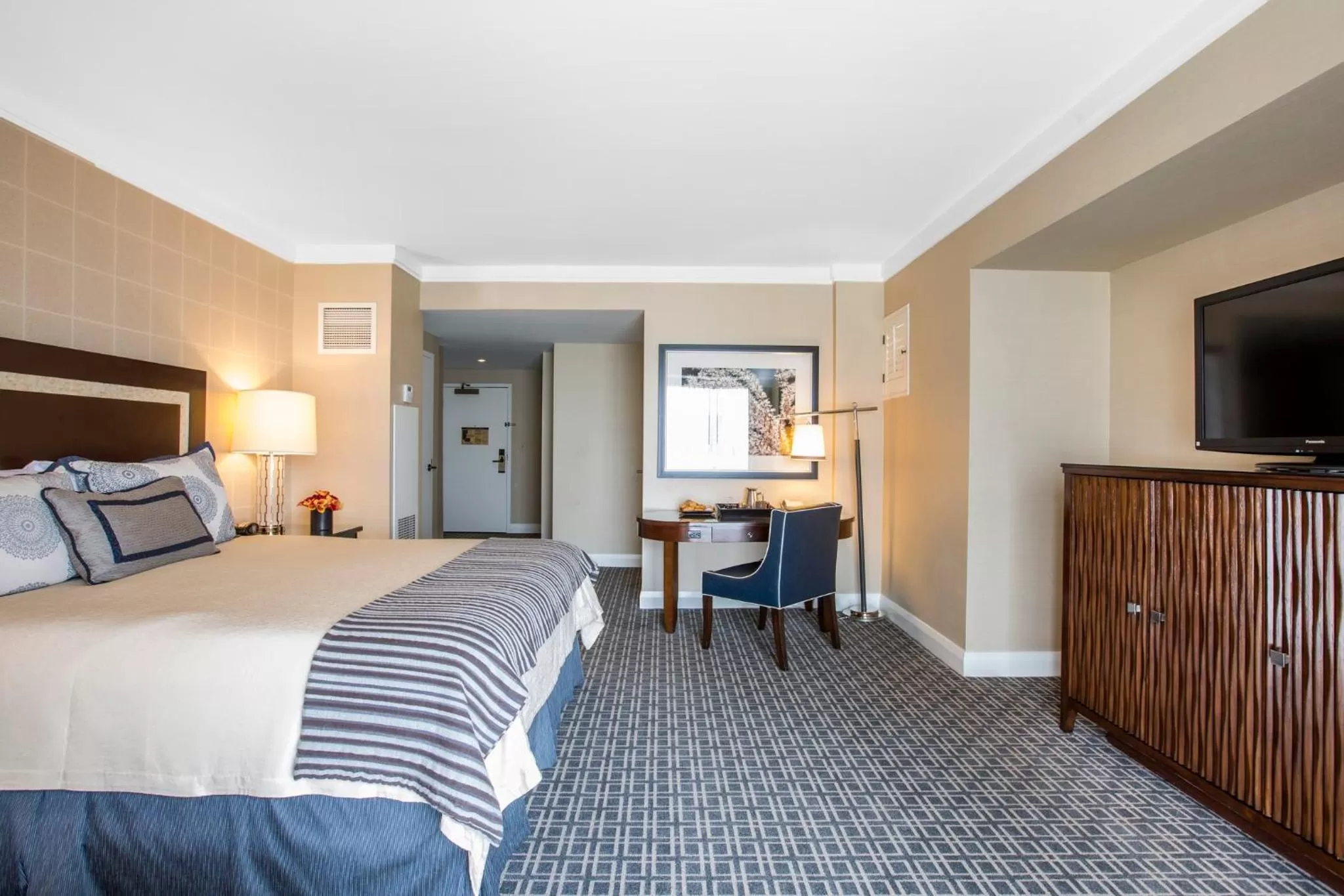 Bedroom, Bed in Omni Los Angeles Hotel