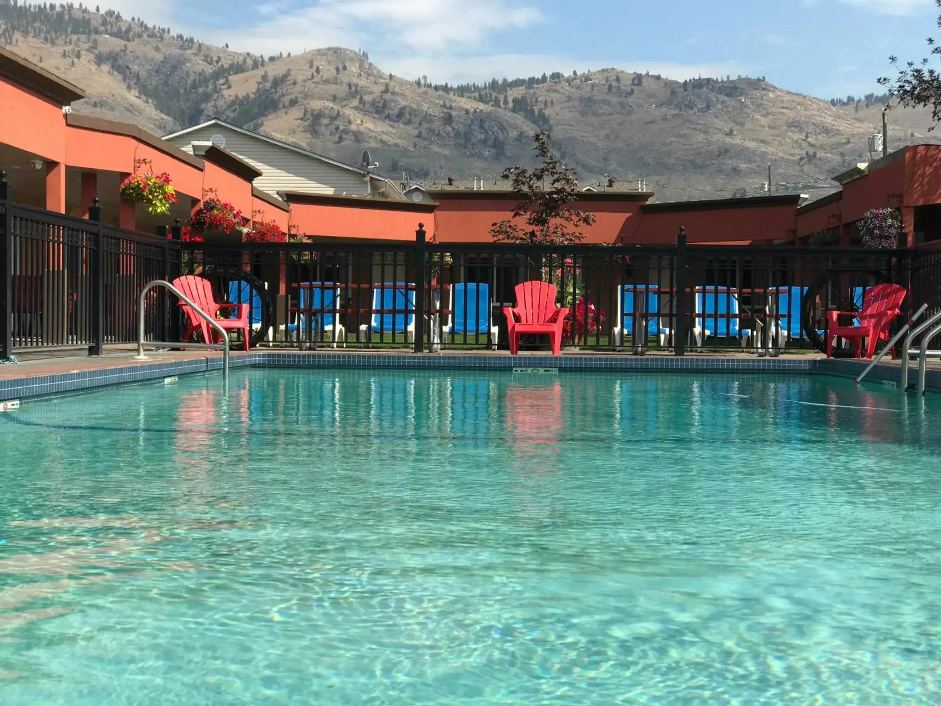 Swimming Pool in Sahara Courtyard Inn Osoyoos