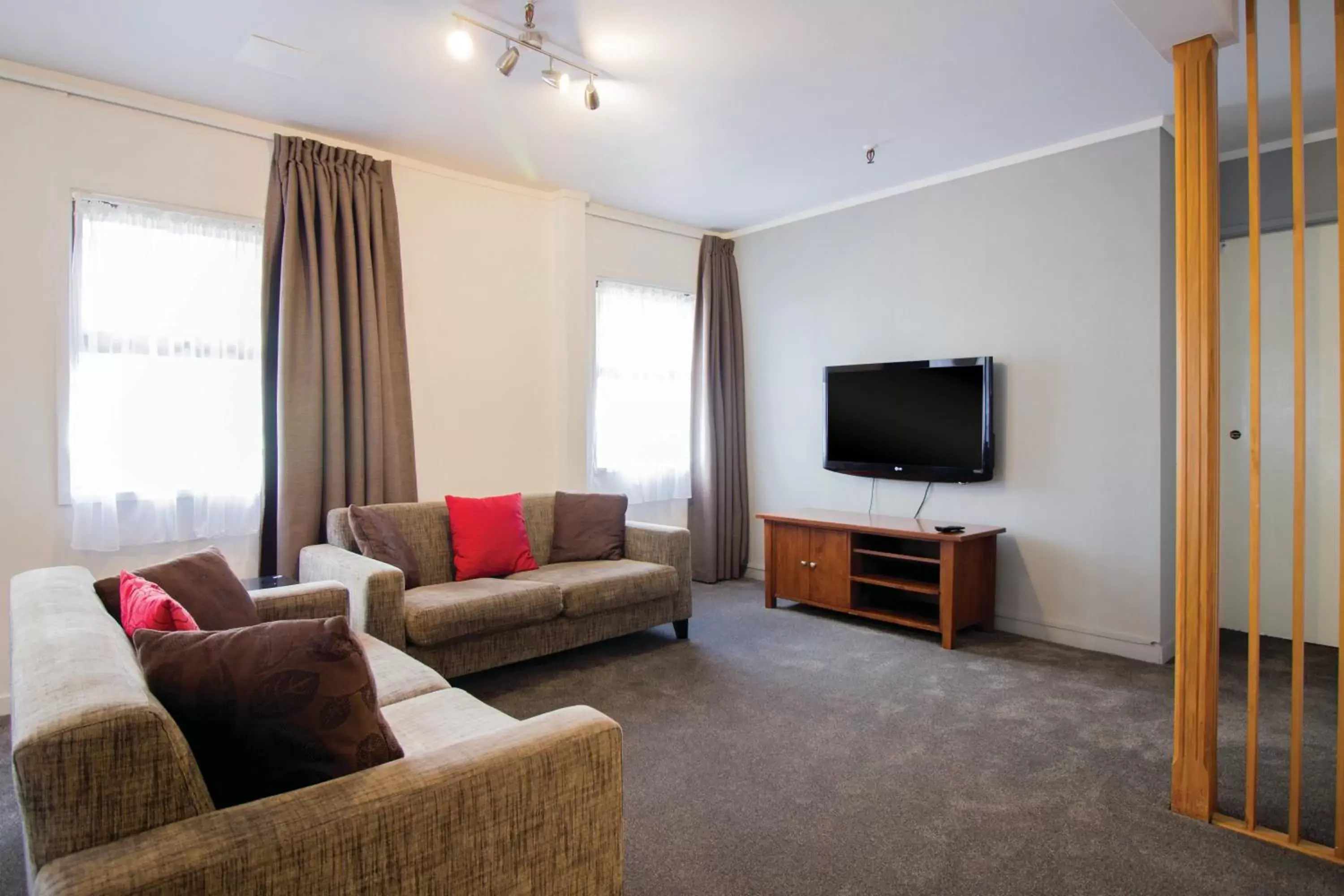 TV and multimedia, Seating Area in Mount Richmond Hotel